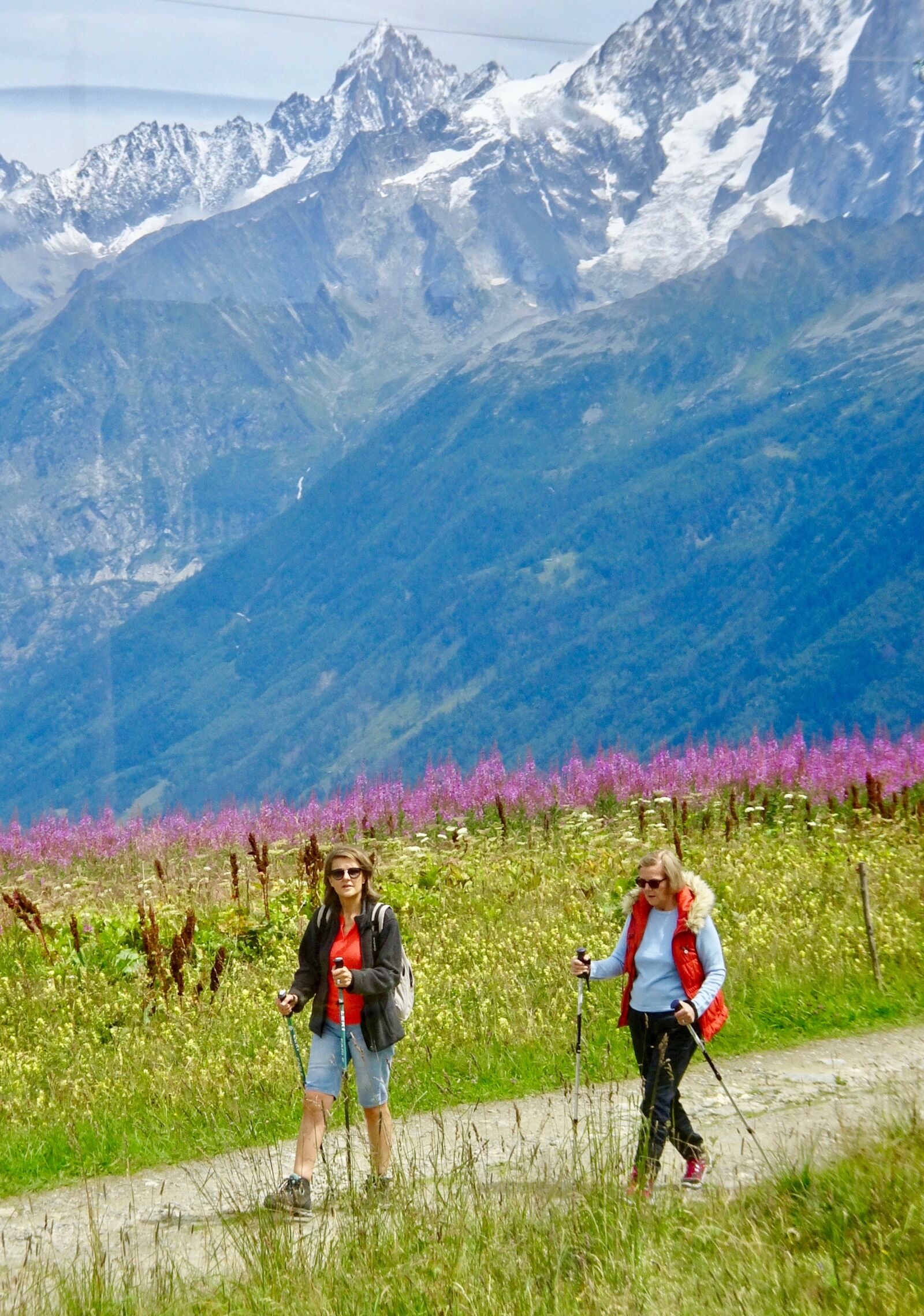Sony Cyber-shot DSC-HX90V sample photo. Hiking, hikers, alps photography