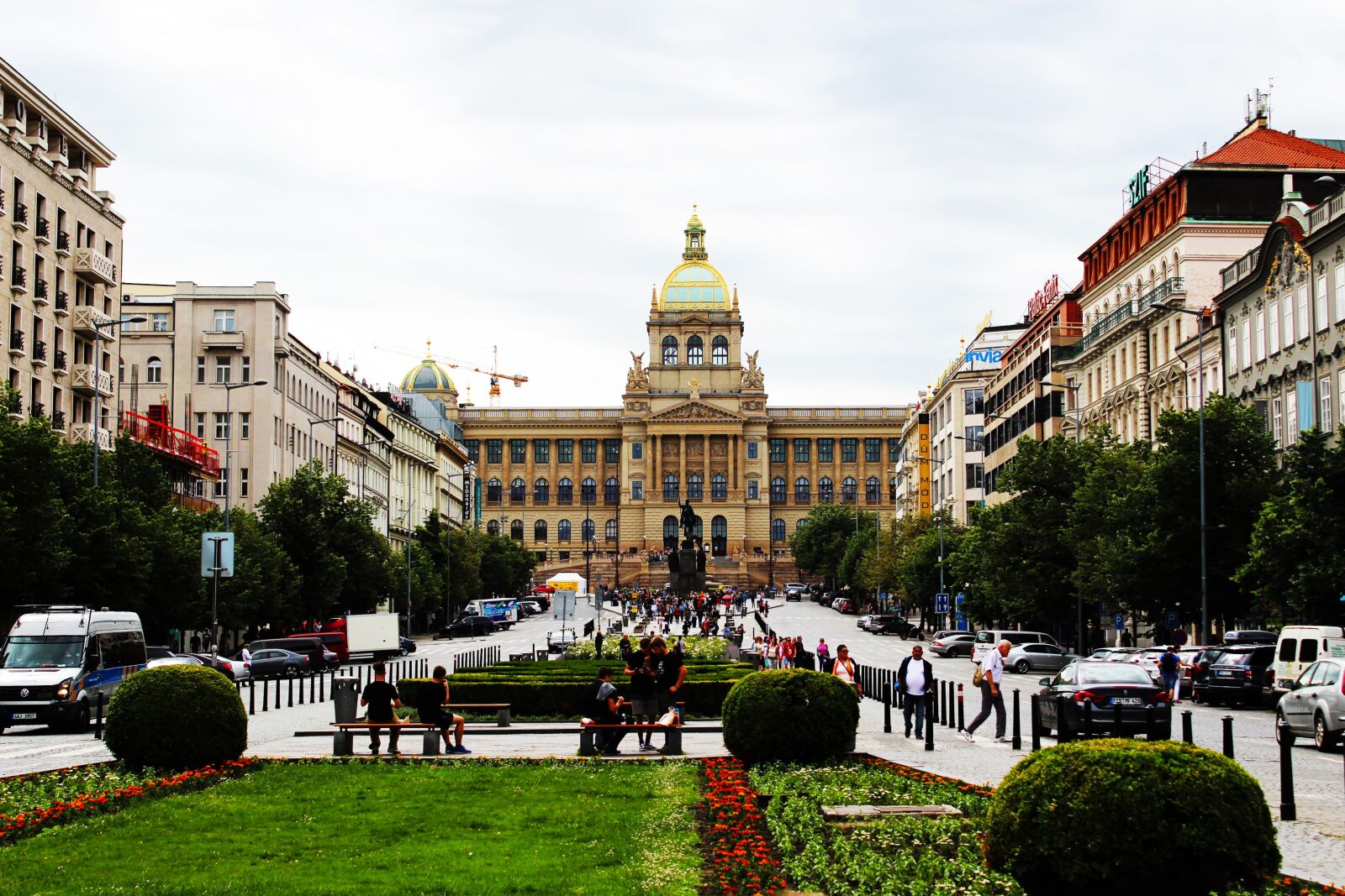 Canon EOS 1300D (EOS Rebel T6 / EOS Kiss X80) sample photo. Prague, wenceslas square, city photography