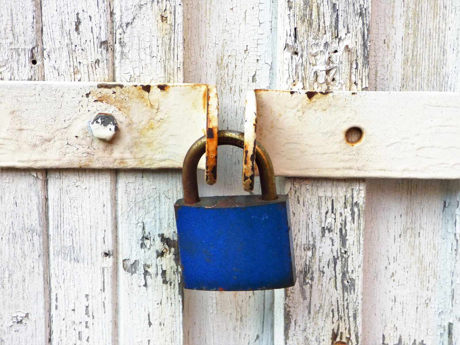 Panasonic DMC-FZ72 sample photo. Padlock, lock, rust photography