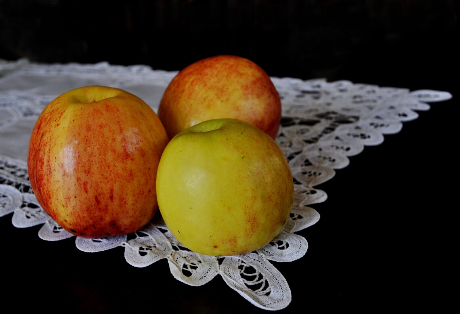 Nikon D5000 sample photo. Apples, vitamins, fruit photography