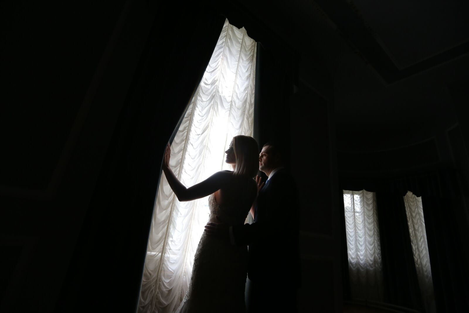 Canon EF 16-35mm F2.8L II USM sample photo. Husband, shadow, wife, curtain photography