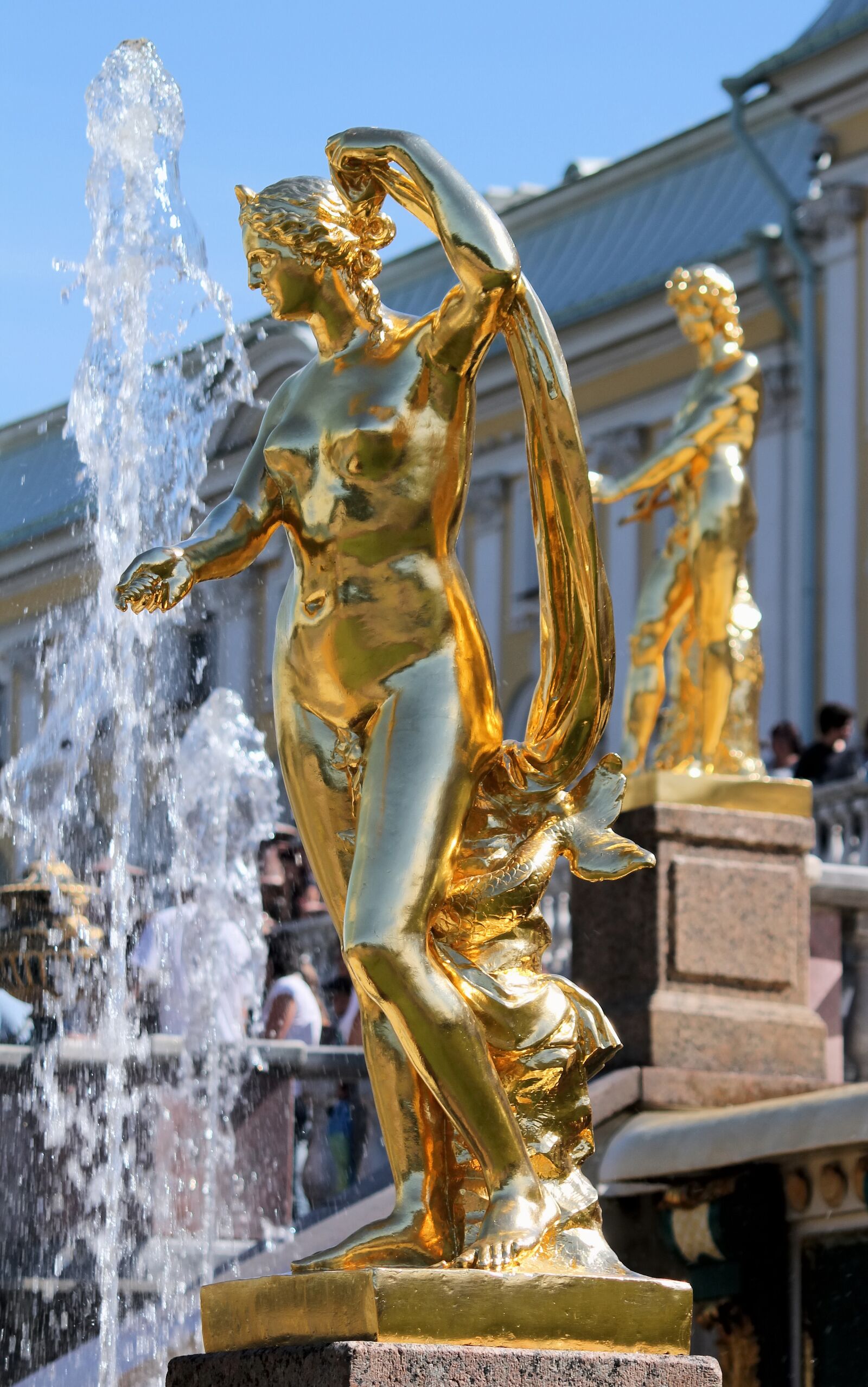 Canon EOS 550D (EOS Rebel T2i / EOS Kiss X4) sample photo. Statue, gold, fountain photography