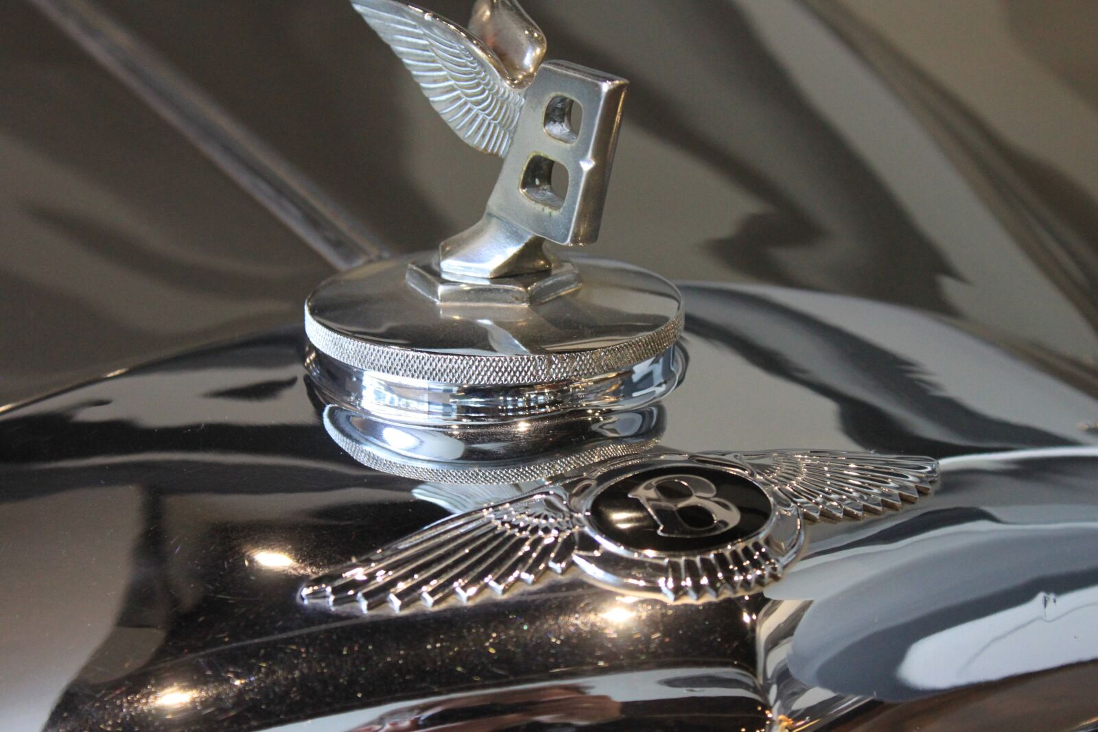 Canon EOS 500D (EOS Rebel T1i / EOS Kiss X3) sample photo. Cool figure, bentley, oldtimer photography