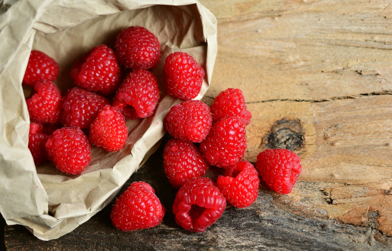 Nikon D5200 sample photo. Raspberries, berries, dessert photography