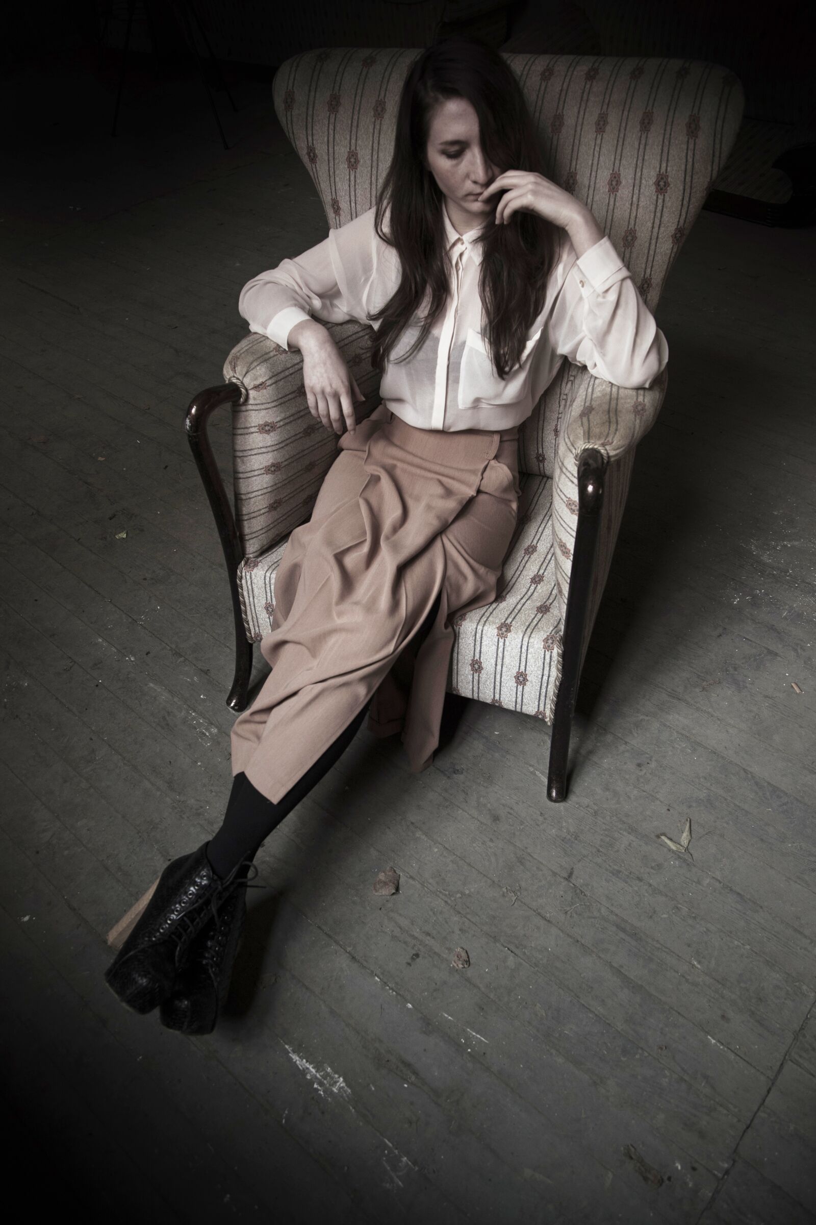 Canon EOS 5D Mark II sample photo. Woman, armchair, portrait photography