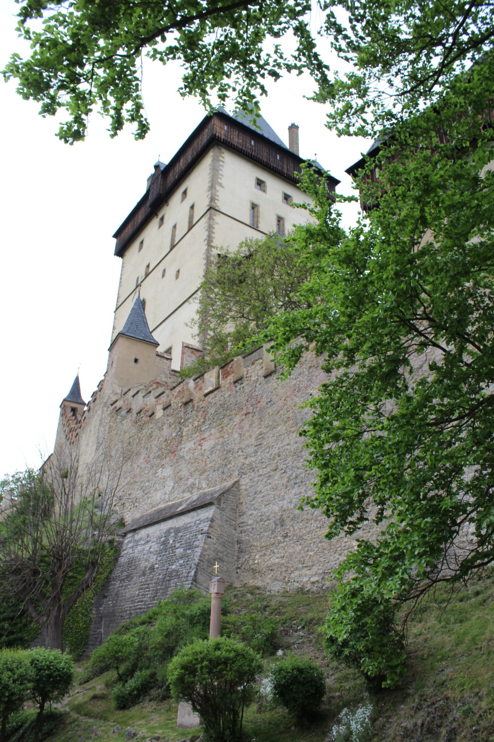 Canon EOS 1200D (EOS Rebel T5 / EOS Kiss X70 / EOS Hi) sample photo. Castle, karlstejn, wall photography