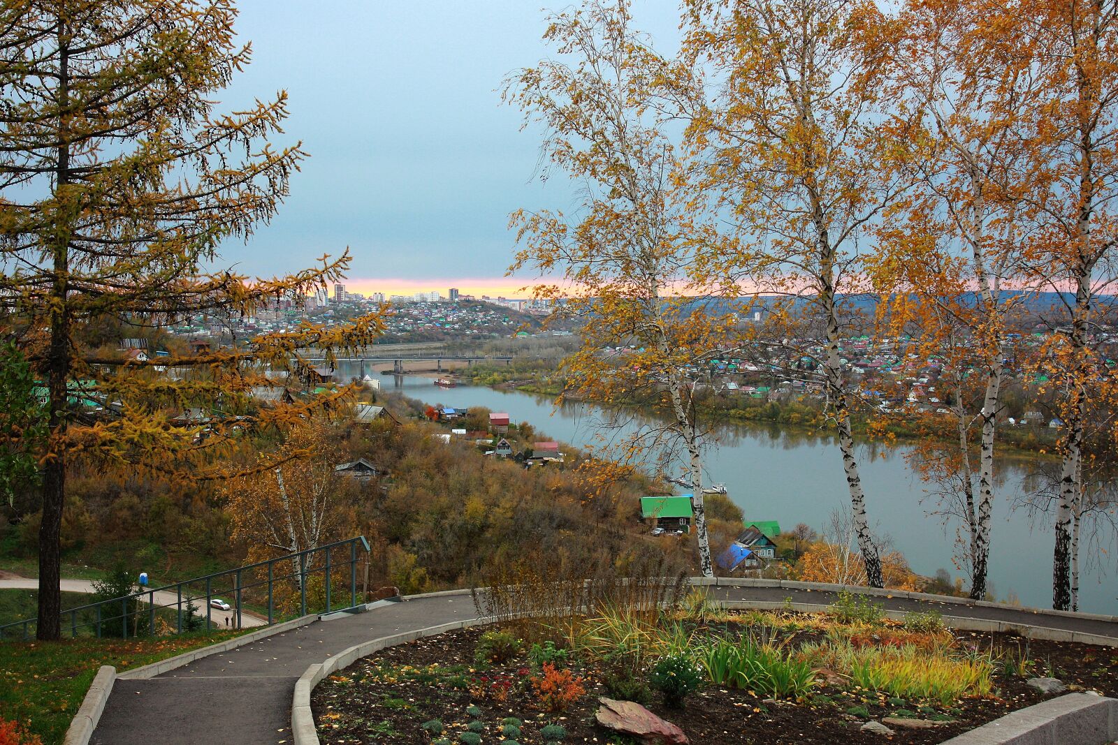 Canon EOS 450D (EOS Rebel XSi / EOS Kiss X2) sample photo. Landscape, city, autumn photography