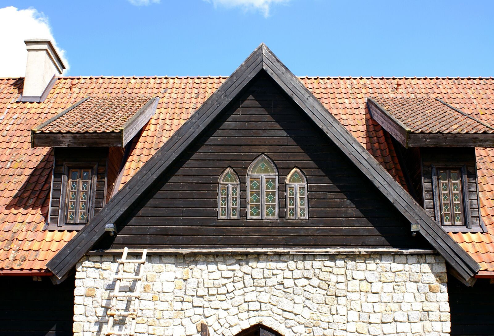 Sony Alpha DSLR-A100 sample photo. Window, attic, castle photography
