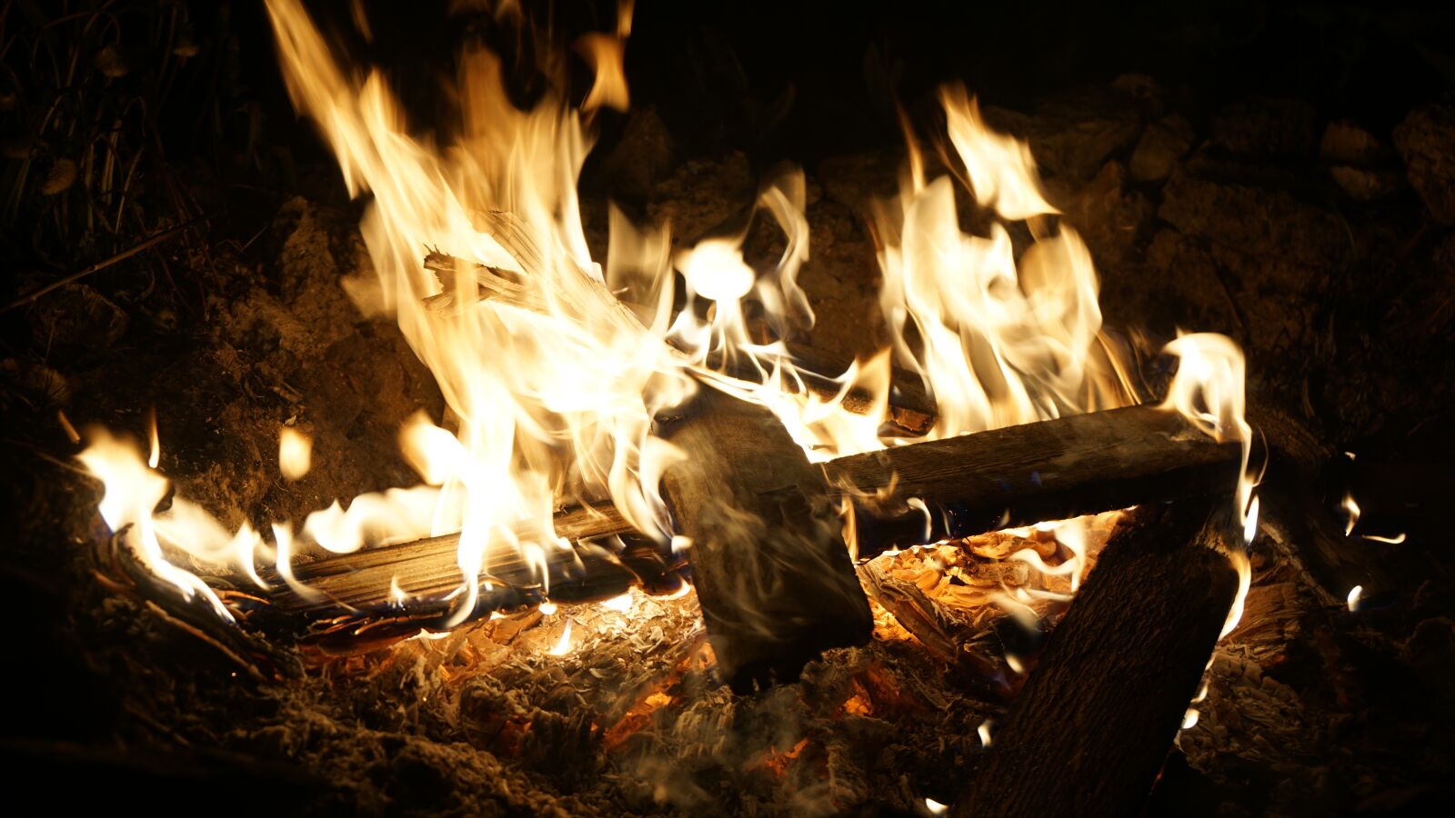Sony Vario-Tessar T* E 16-70mm F4 ZA OSS sample photo. Fire, burn, firewood photography