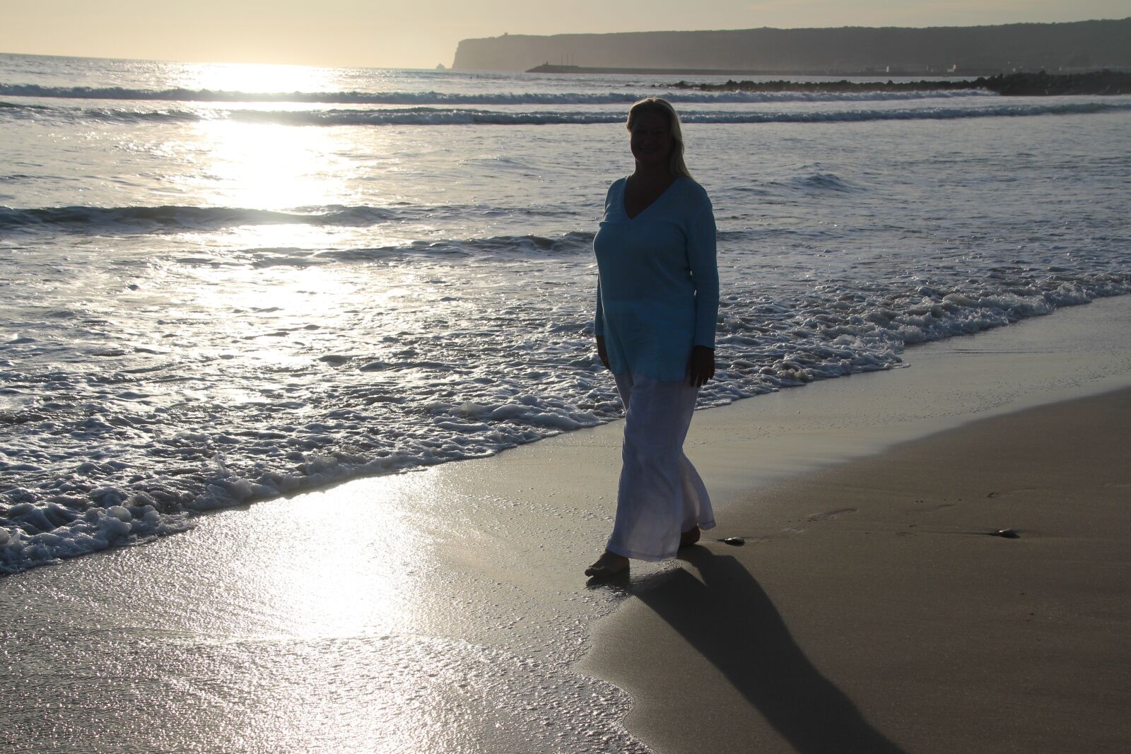 Canon EOS 700D (EOS Rebel T5i / EOS Kiss X7i) sample photo. Woman is walking on photography