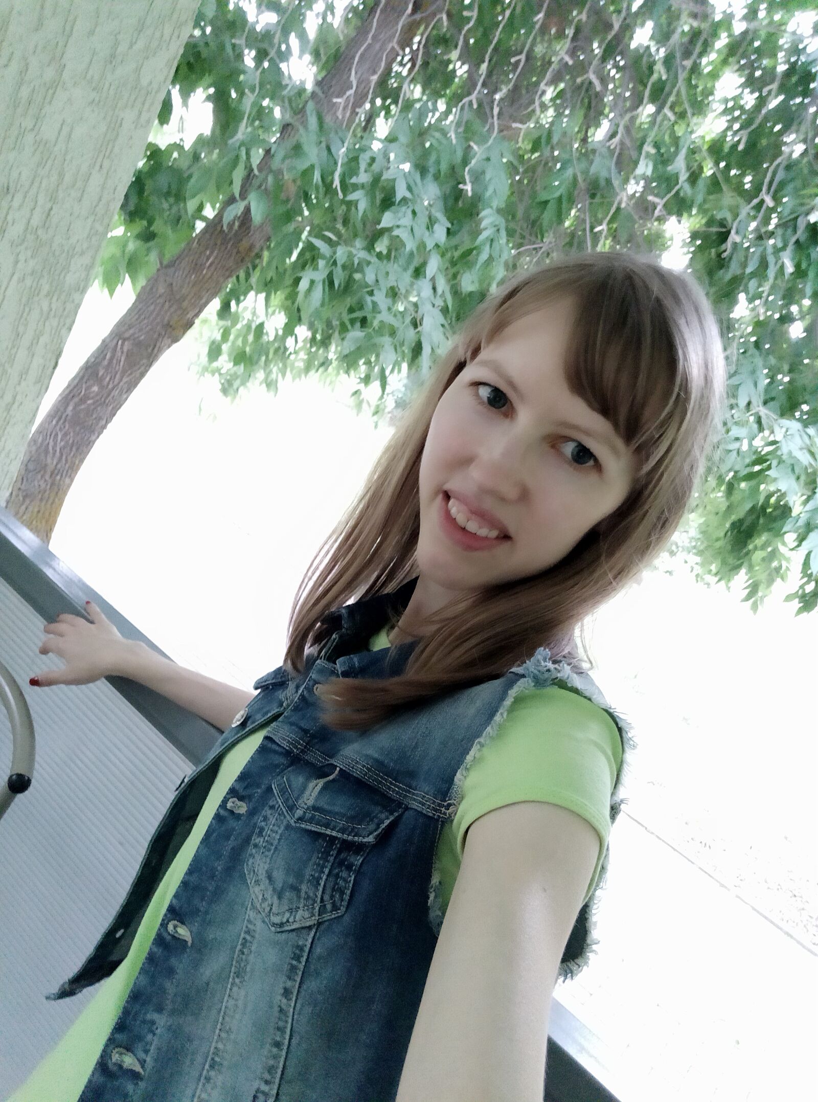 Xiaomi Redmi Note 7 sample photo. Girl, riddle, smile photography