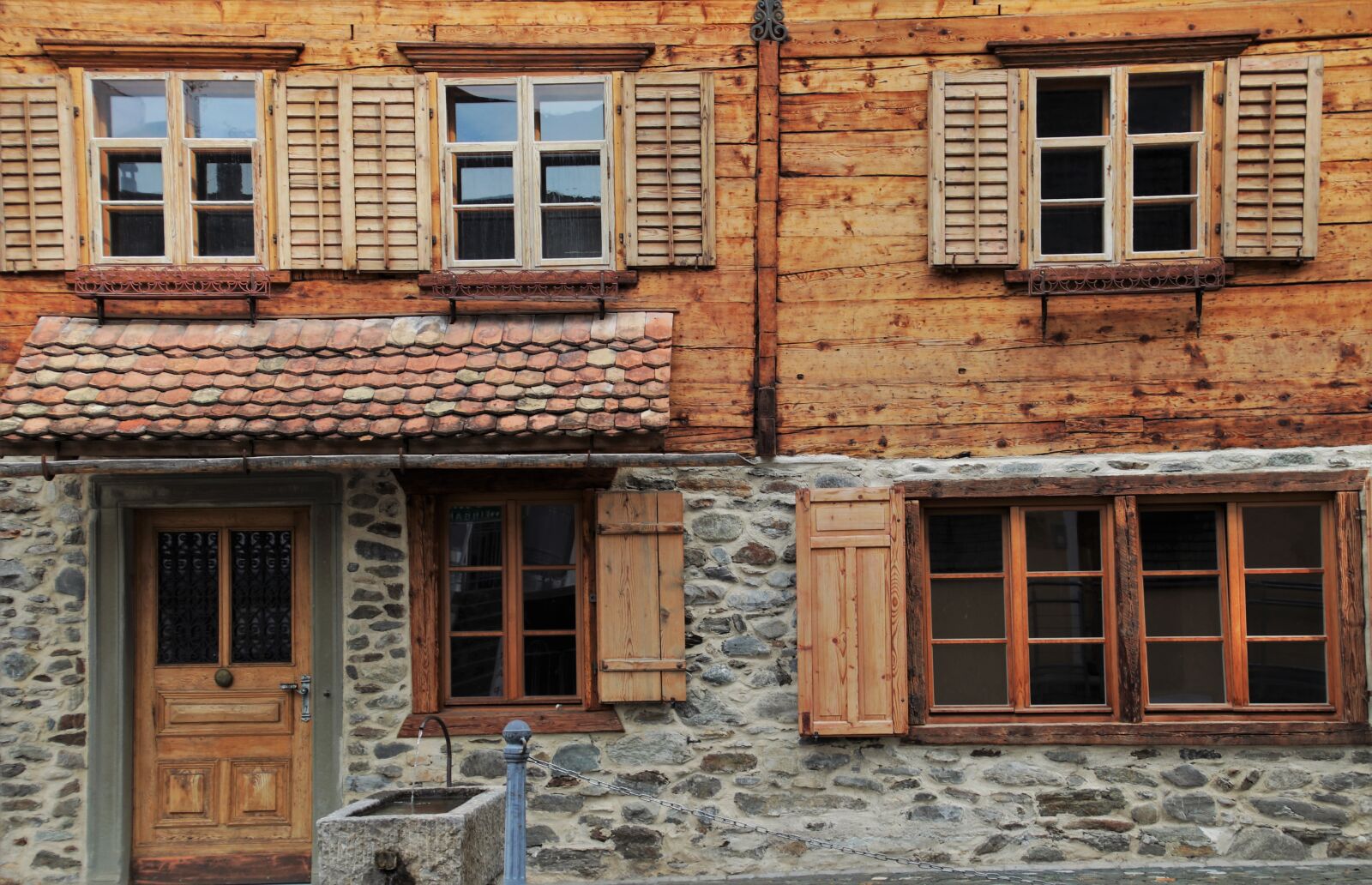 Canon EOS 80D sample photo. Shutters, entrance, the window photography