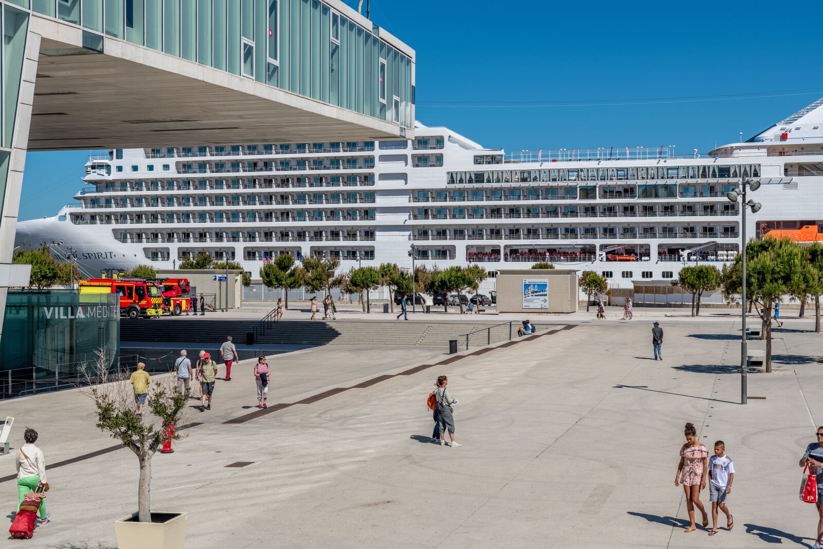 ZEISS Milvus 50mm F1.4 sample photo. People, france, port photography