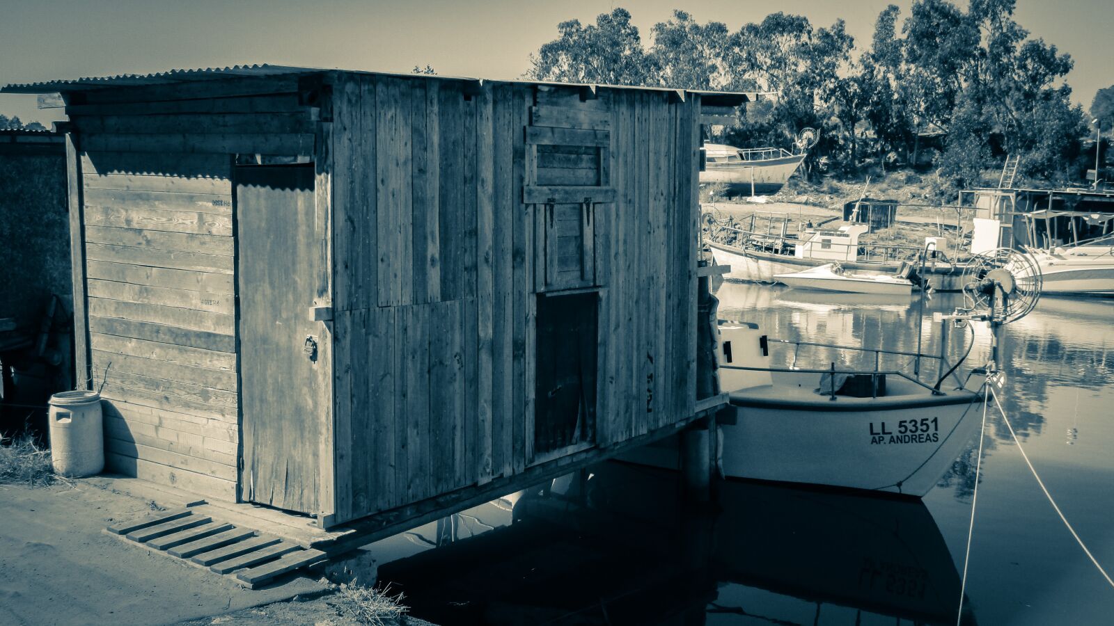 Canon PowerShot SX400 IS sample photo. Hut, wooden, fishing shelter photography