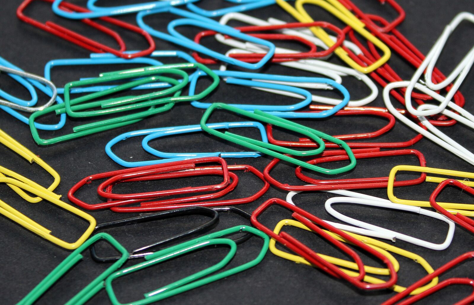 Canon EOS 1200D (EOS Rebel T5 / EOS Kiss X70 / EOS Hi) sample photo. Paper clips, colorful, fastening photography