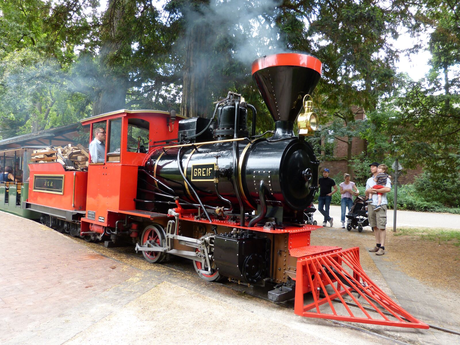 Panasonic Lumix DMC-FZ150 sample photo. Steam locomotive, engine, castle photography