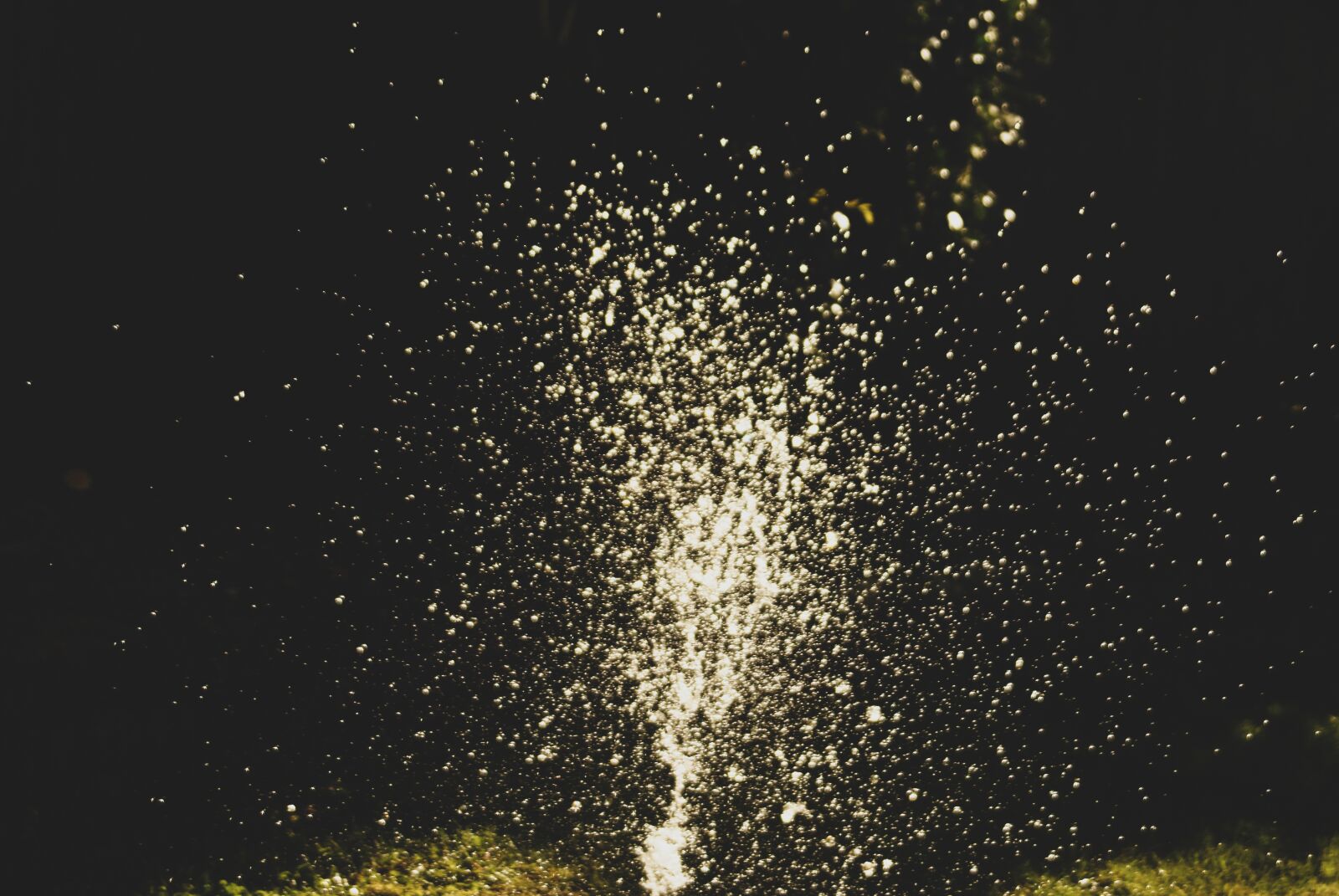 Sony Alpha DSLR-A200 sample photo. Fountain, water, wet photography
