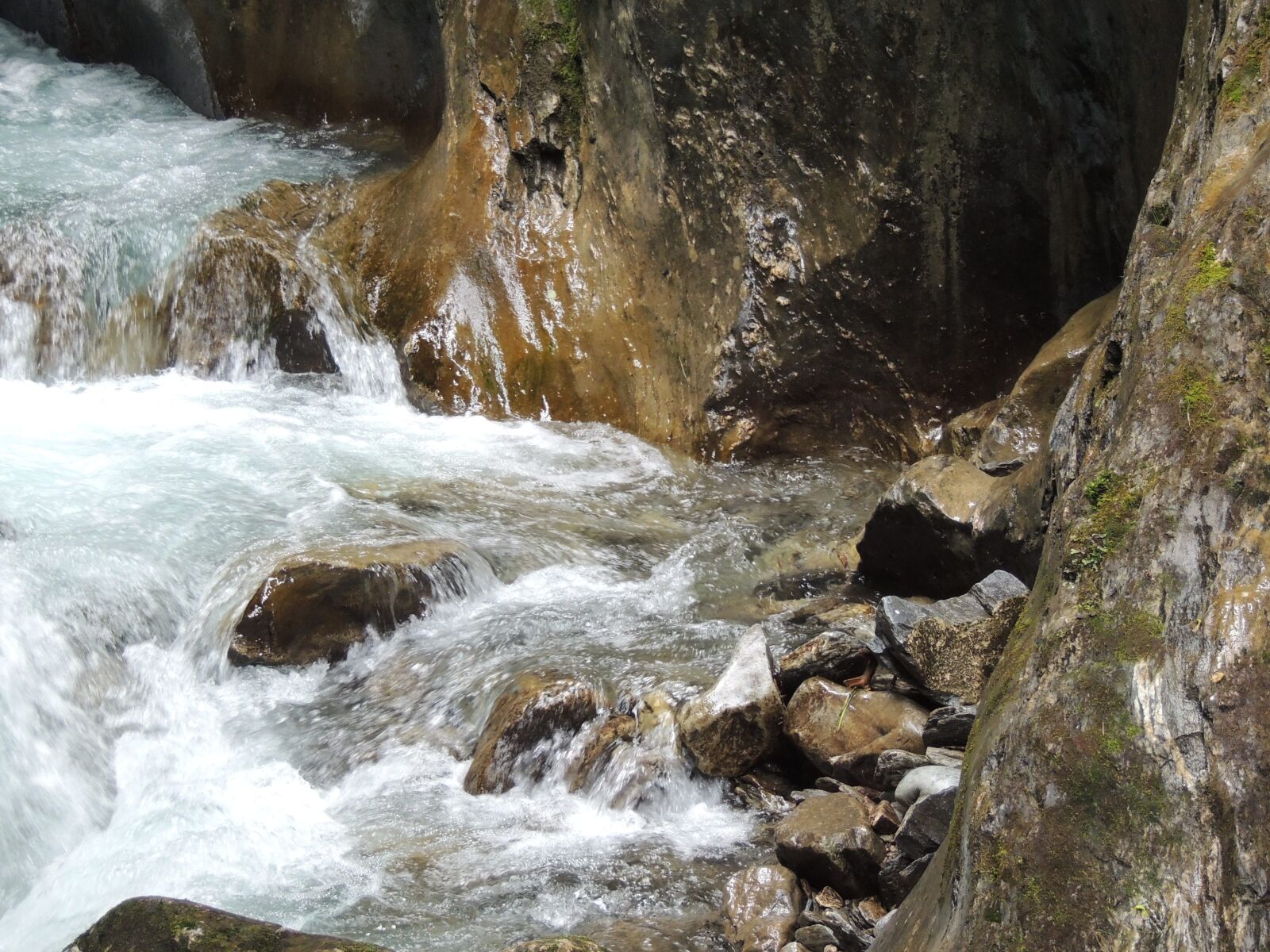 Nikon Coolpix P510 sample photo. Water, stone, rock photography