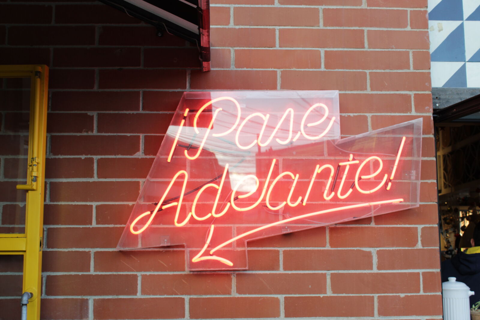 Canon EOS 1300D (EOS Rebel T6 / EOS Kiss X80) sample photo. Design, letters, neon, type photography