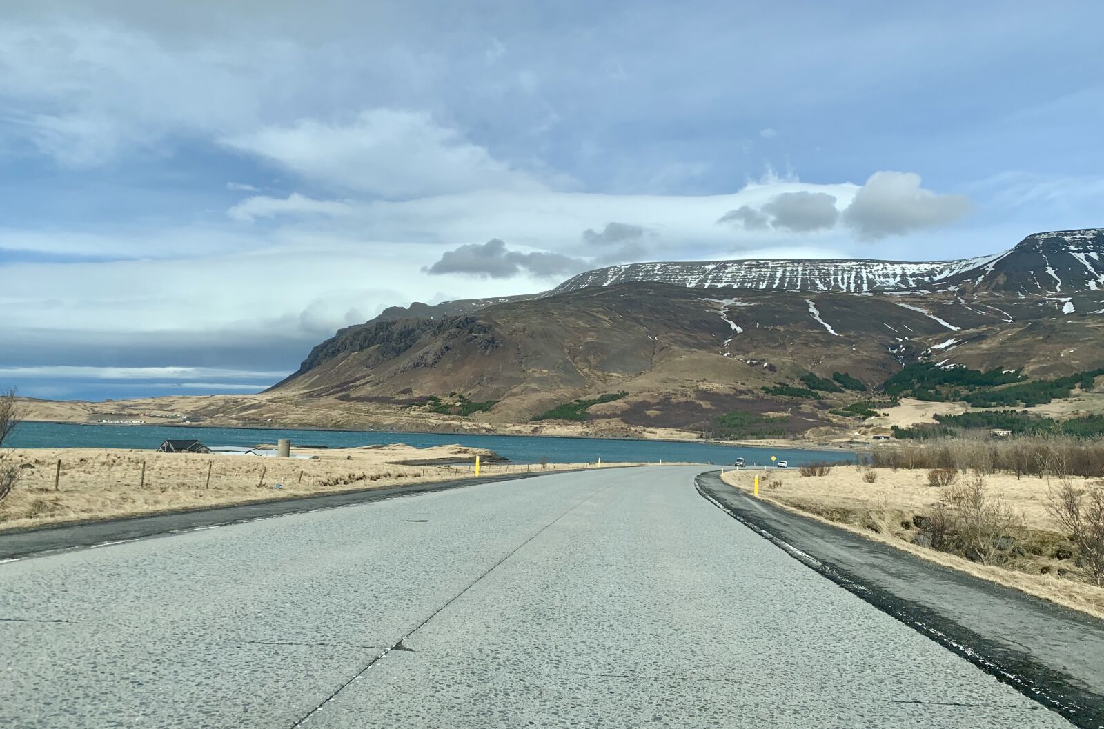 iPhone XS back dual camera 4.25mm f/1.8 sample photo. Iceland, lake, cliff photography