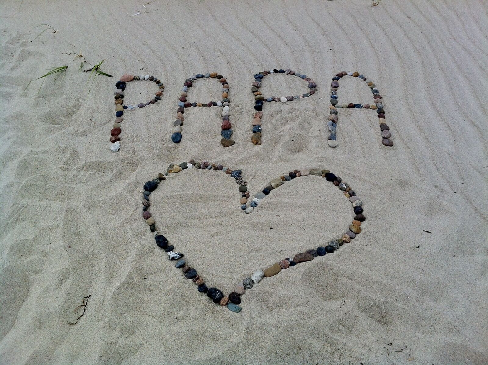iPhone 4 back camera 3.85mm f/2.8 sample photo. Papa, font, heart photography