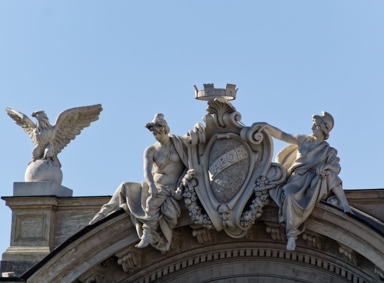 Canon EOS 1300D (EOS Rebel T6 / EOS Kiss X80) sample photo. Statues, monument, city photography