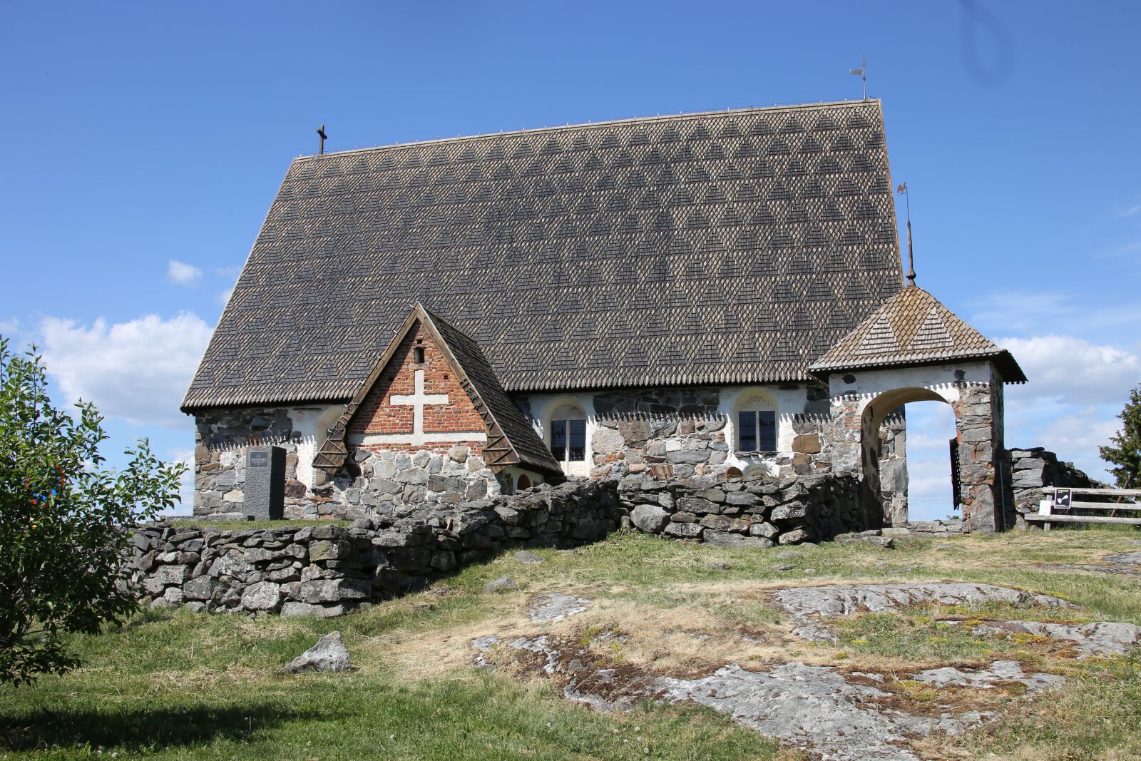 Canon EOS 6D + Canon EF 28-300mm F3.5-5.6L IS USM sample photo. Church, old, middle ages photography