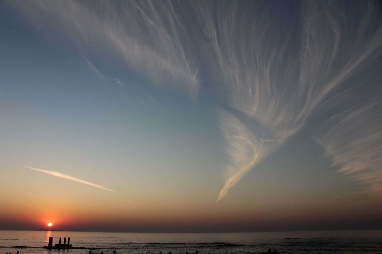 Canon EOS 1200D (EOS Rebel T5 / EOS Kiss X70 / EOS Hi) sample photo. Sunset, water, sky photography