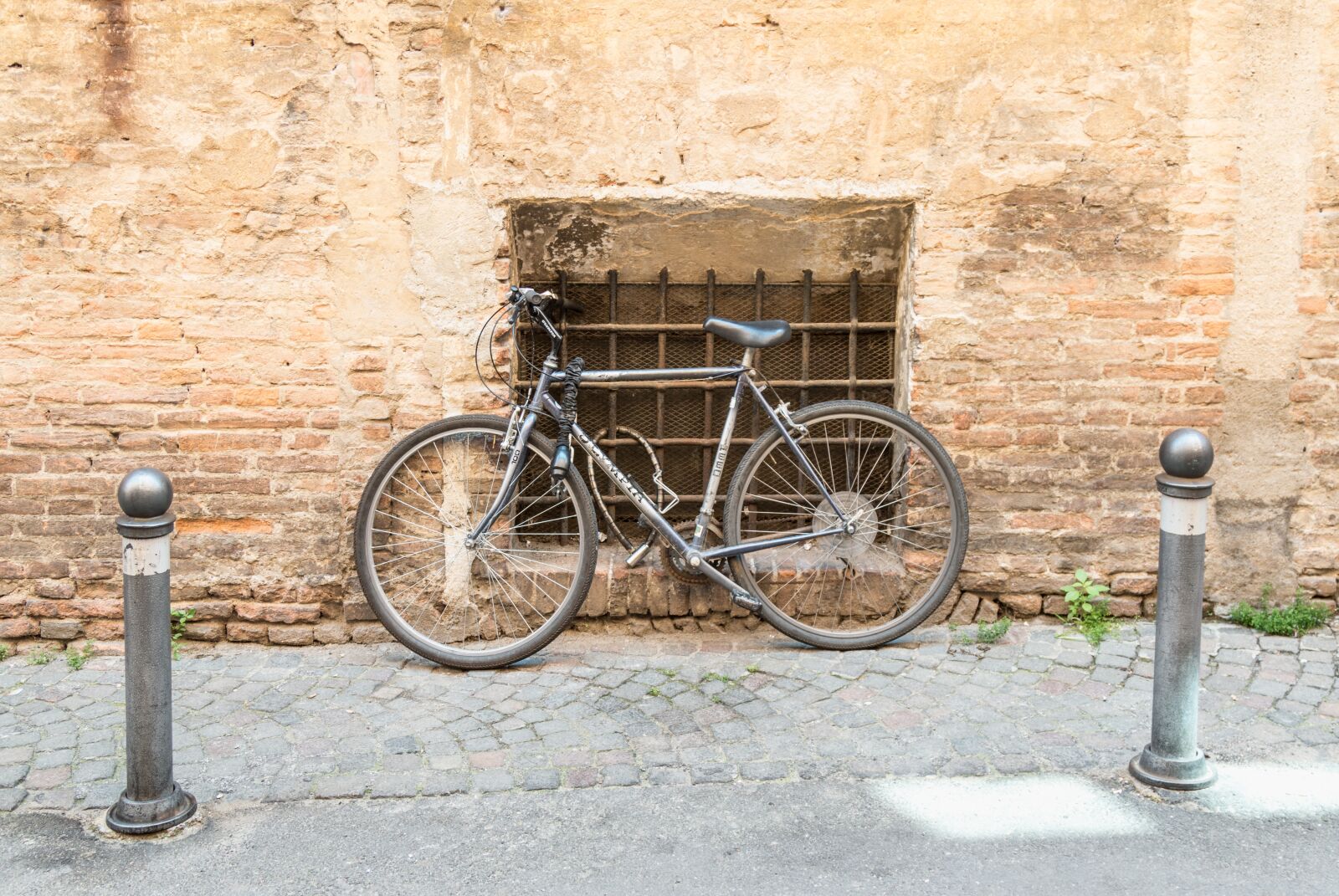 Canon EOS 70D + Canon EF 24-105mm F4L IS USM sample photo. Wall, bike, bicycle photography