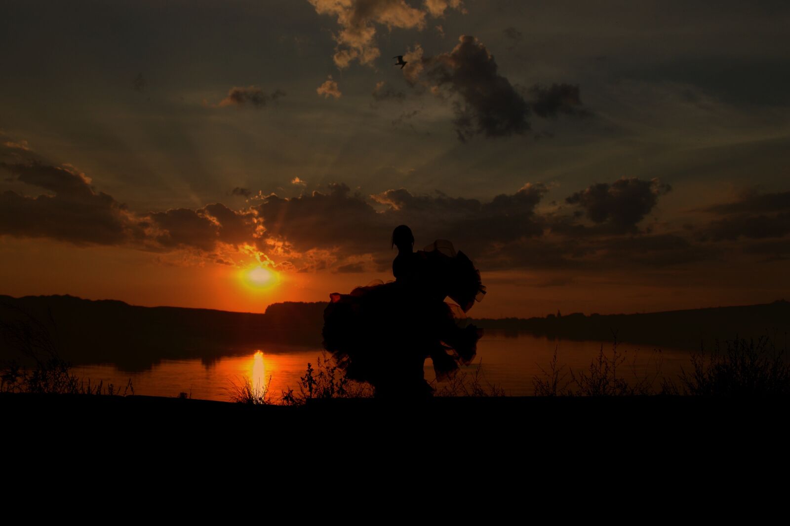 Canon EOS 700D (EOS Rebel T5i / EOS Kiss X7i) + Canon EF 85mm F1.8 USM sample photo. Dancer, dress, sunset photography