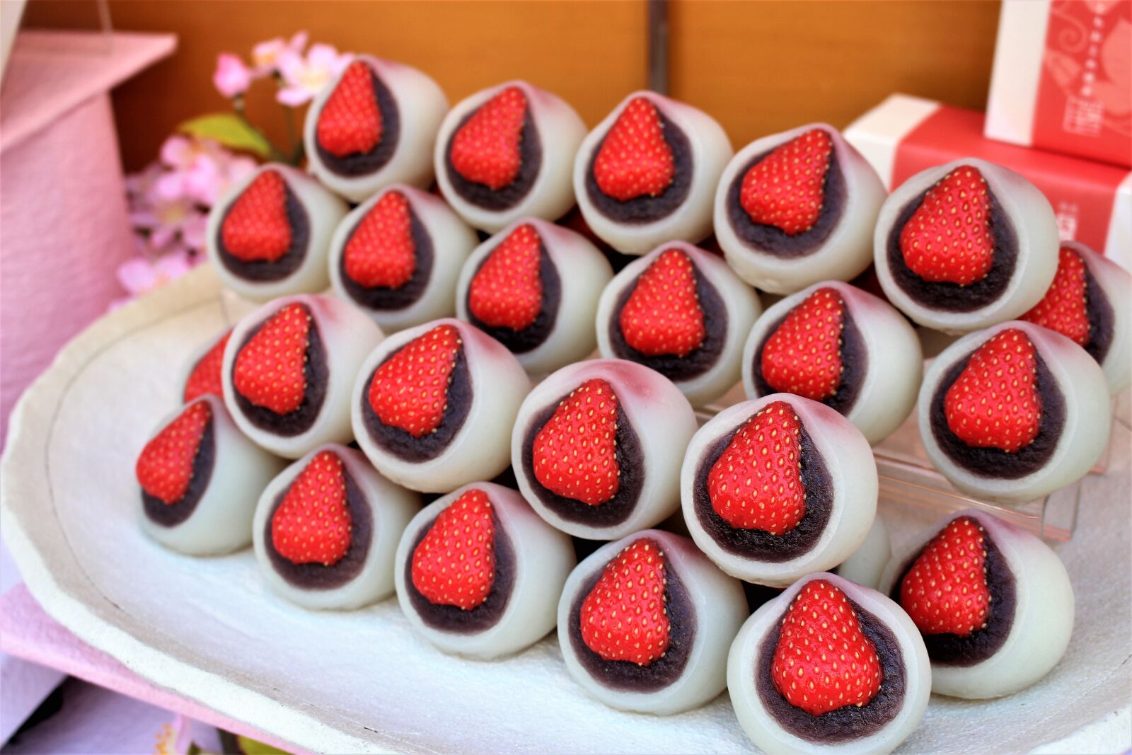 Canon EOS 100D (EOS Rebel SL1 / EOS Kiss X7) sample photo. Japanese, snacks, strawberry photography