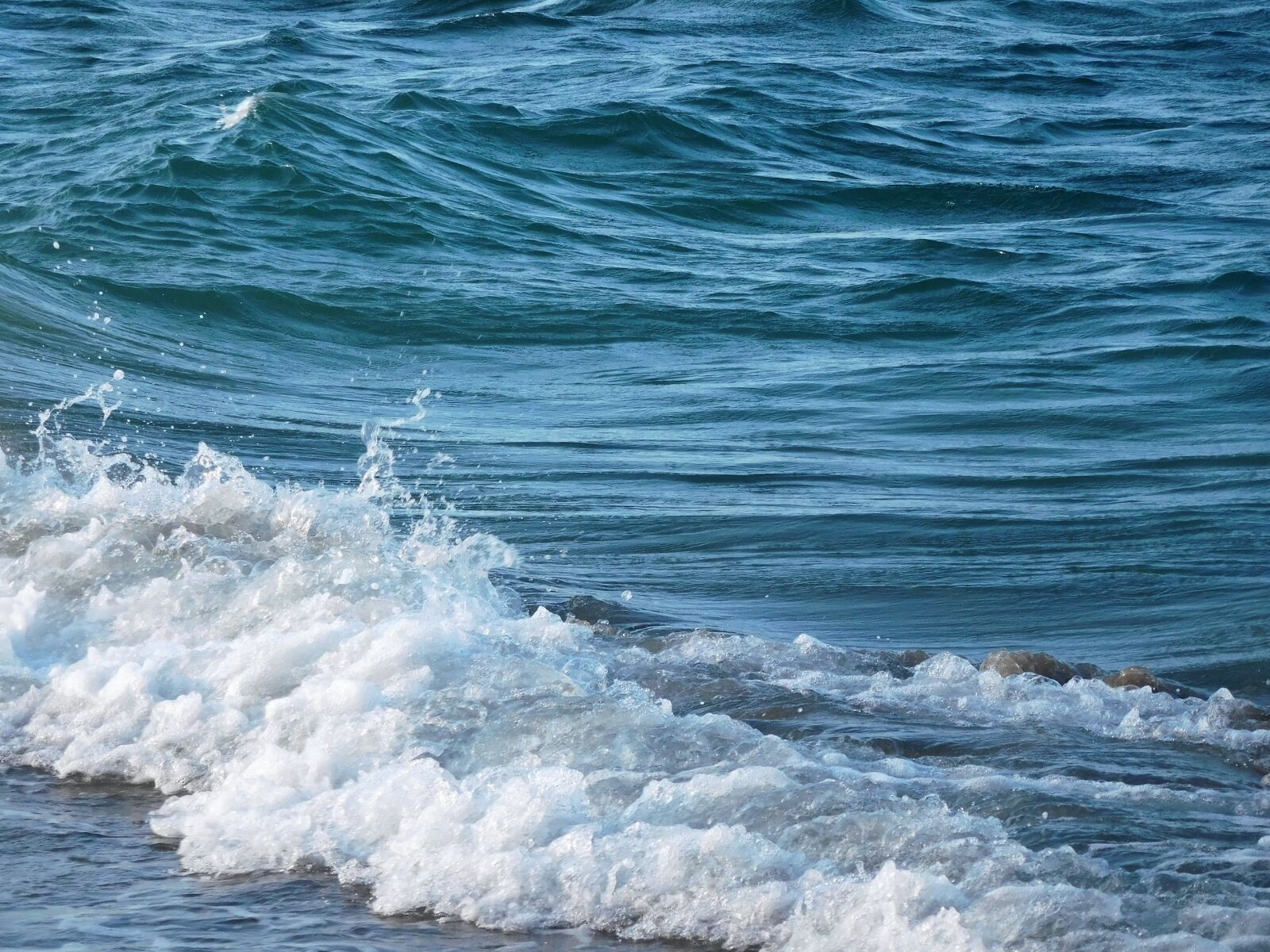 Nikon Coolpix S7000 sample photo. Water, waves, ocean photography