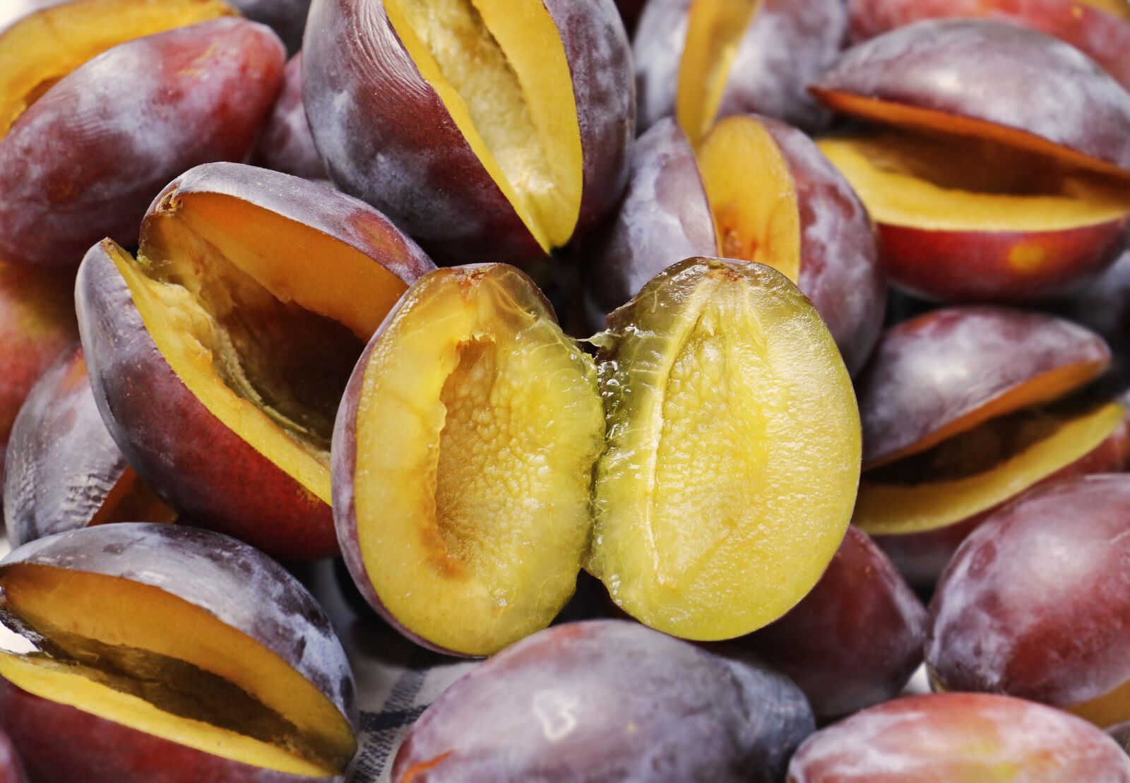 Canon EOS 100D (EOS Rebel SL1 / EOS Kiss X7) sample photo. Plums, half fruit, fruit photography