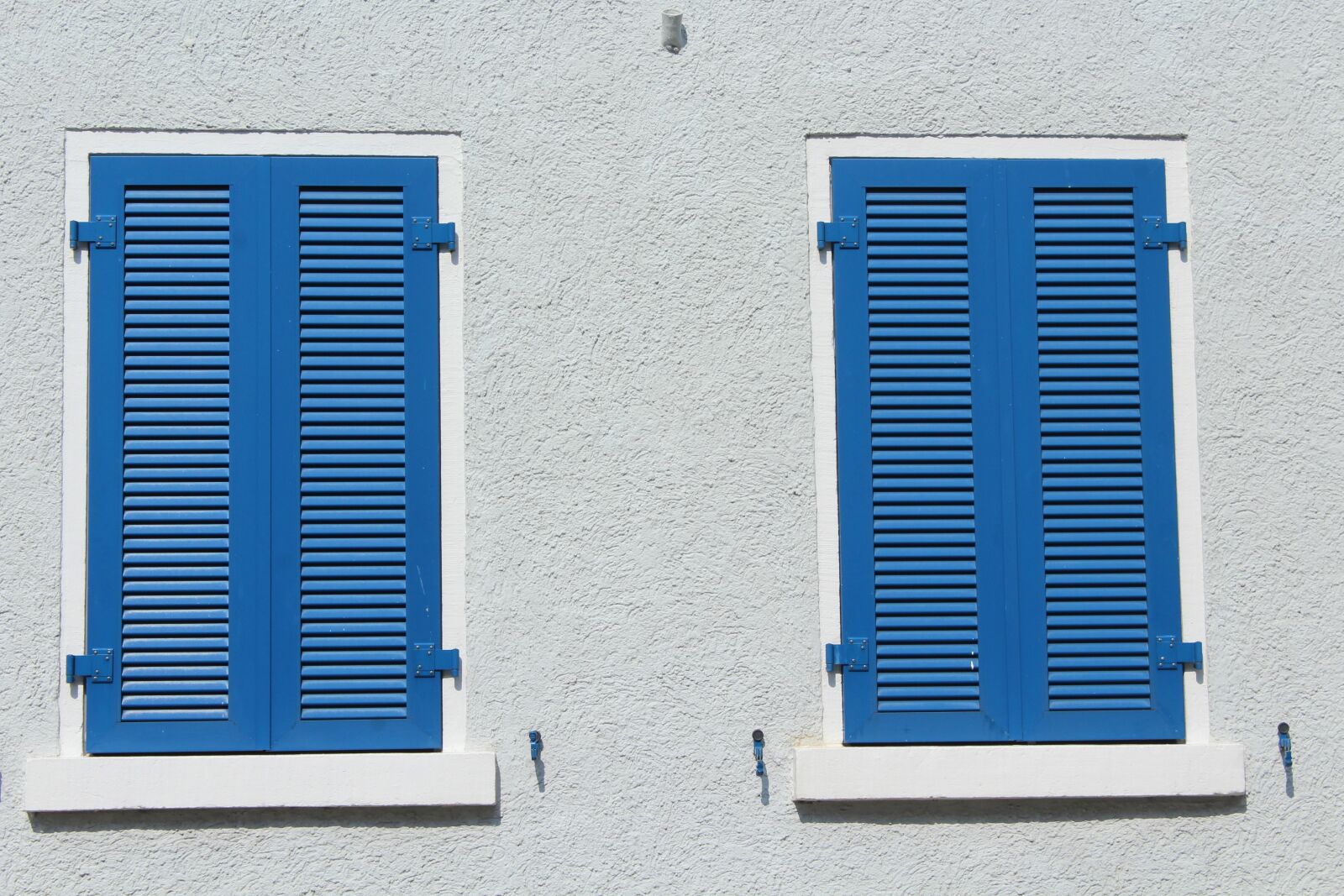 Canon EOS 1200D (EOS Rebel T5 / EOS Kiss X70 / EOS Hi) sample photo. The window, shutters, blue photography
