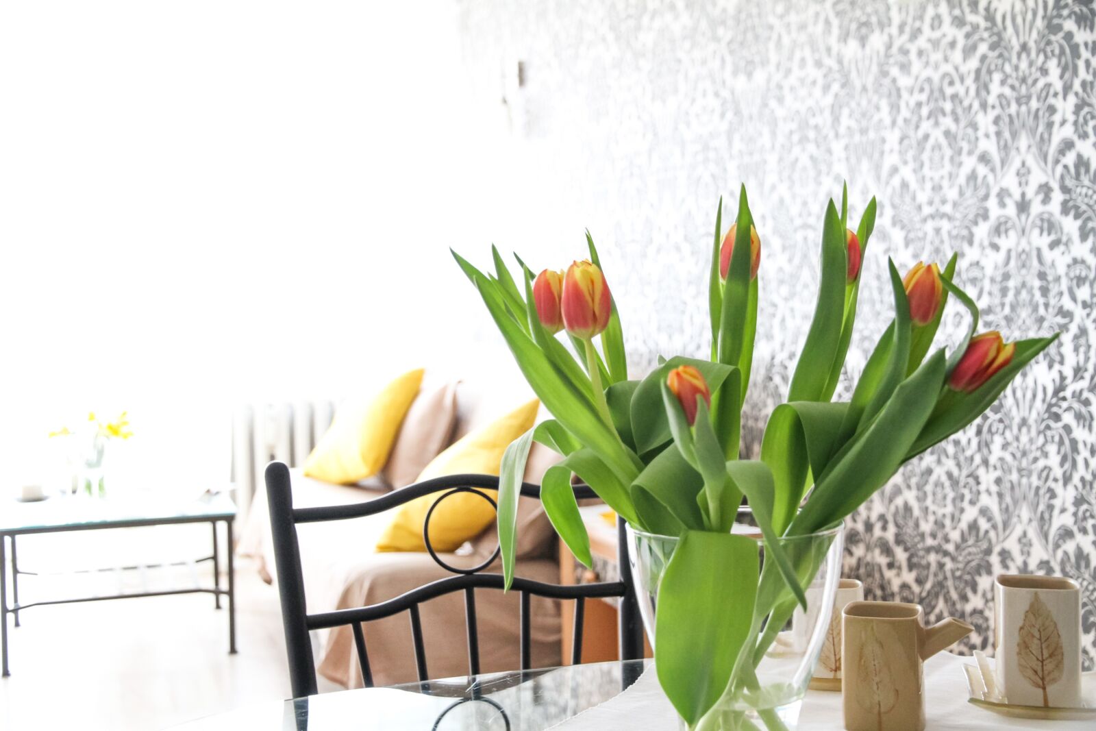 Canon EOS 7D sample photo. Apartment, flowers, tulips photography