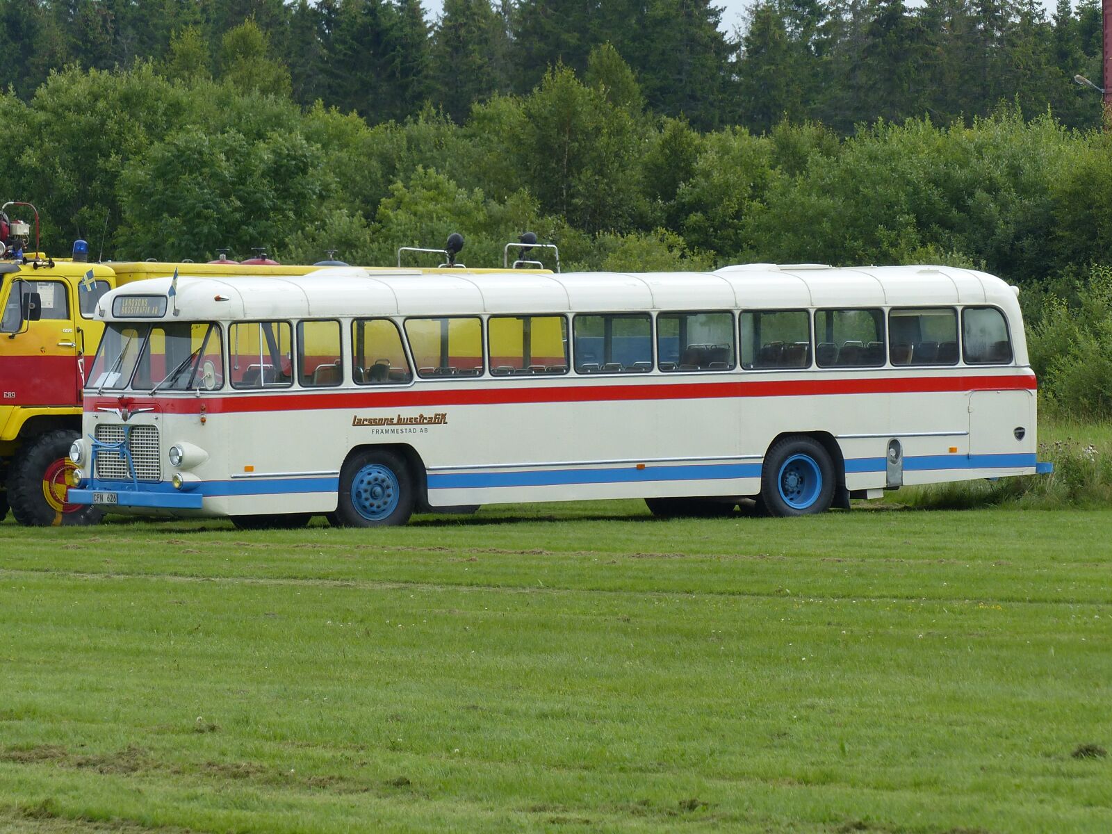 Panasonic Lumix DMC-FZ200 sample photo. Bus, old, car show photography