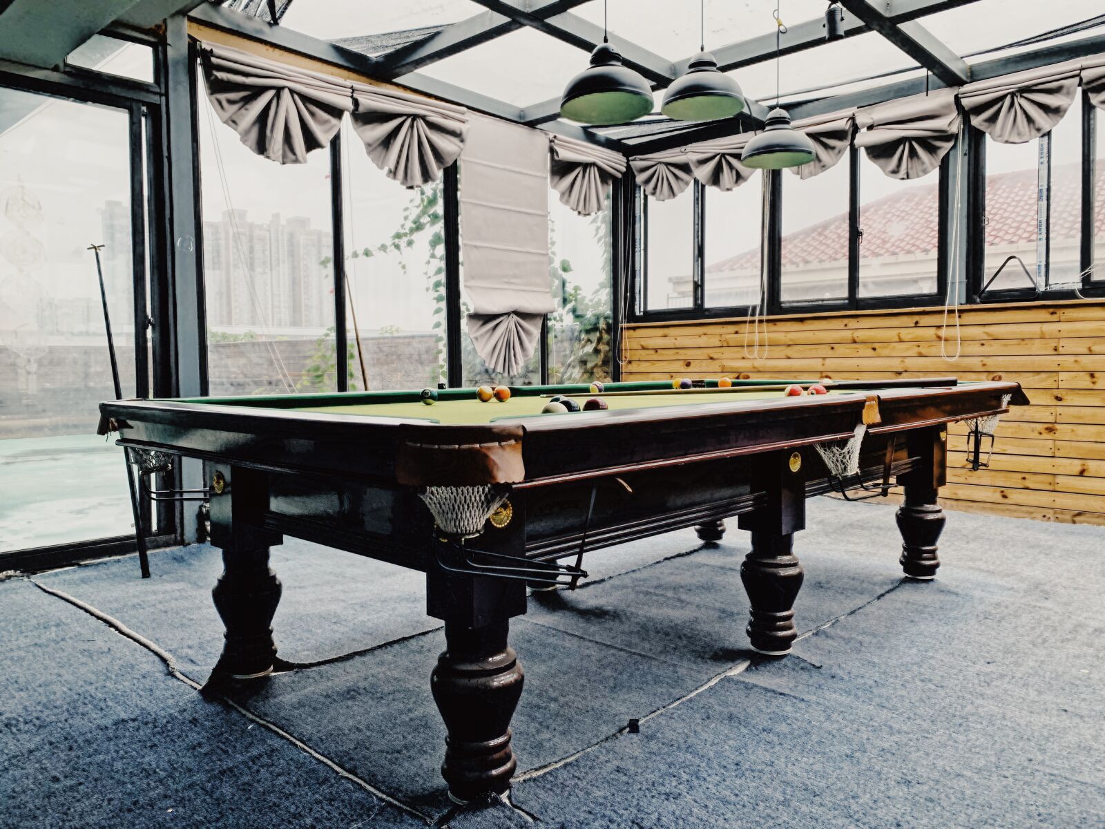 Apple iPhone XR sample photo. Table, room, glass photography