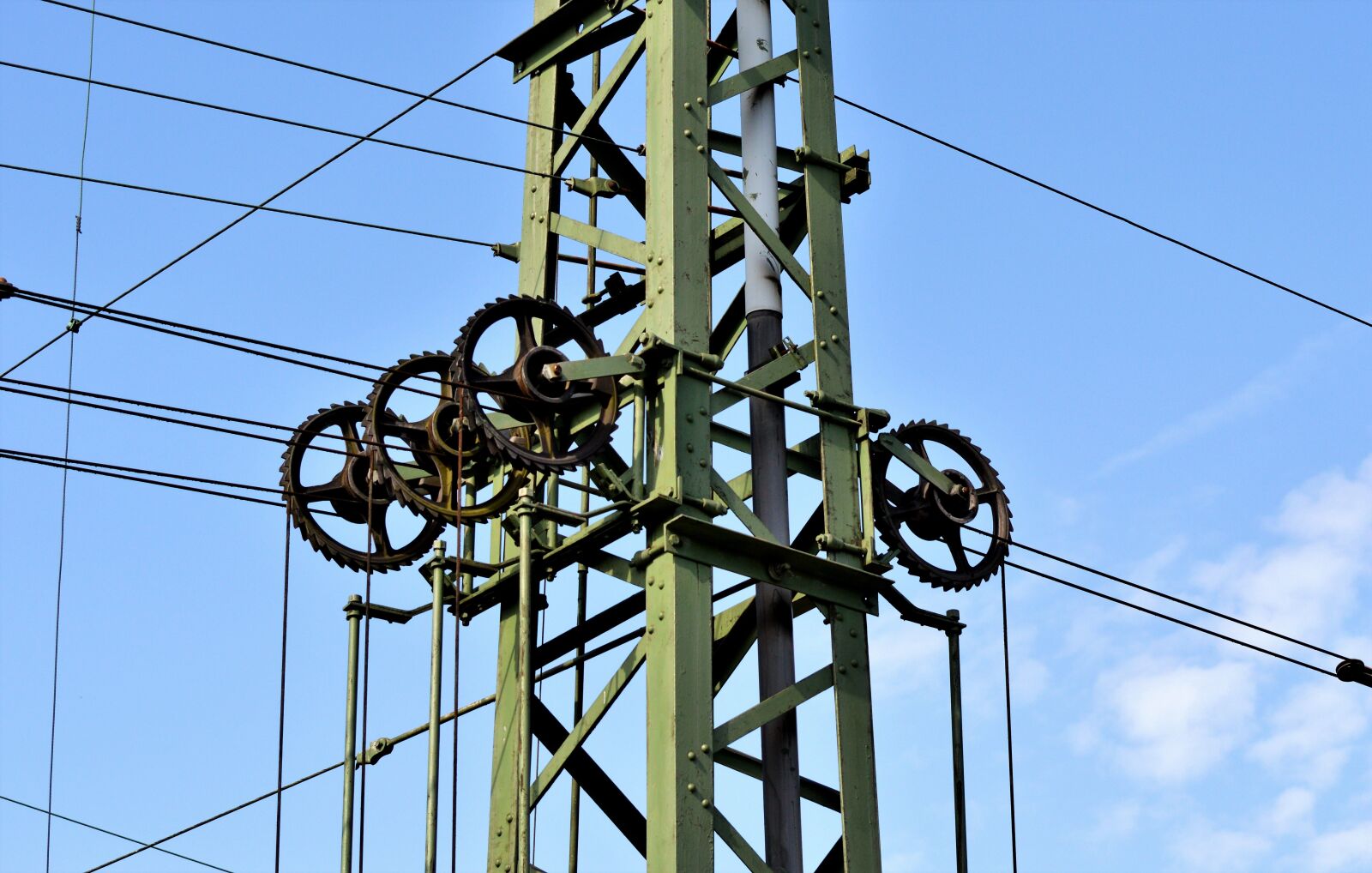 Nikon D3200 sample photo. Upper lines, radspann mast photography