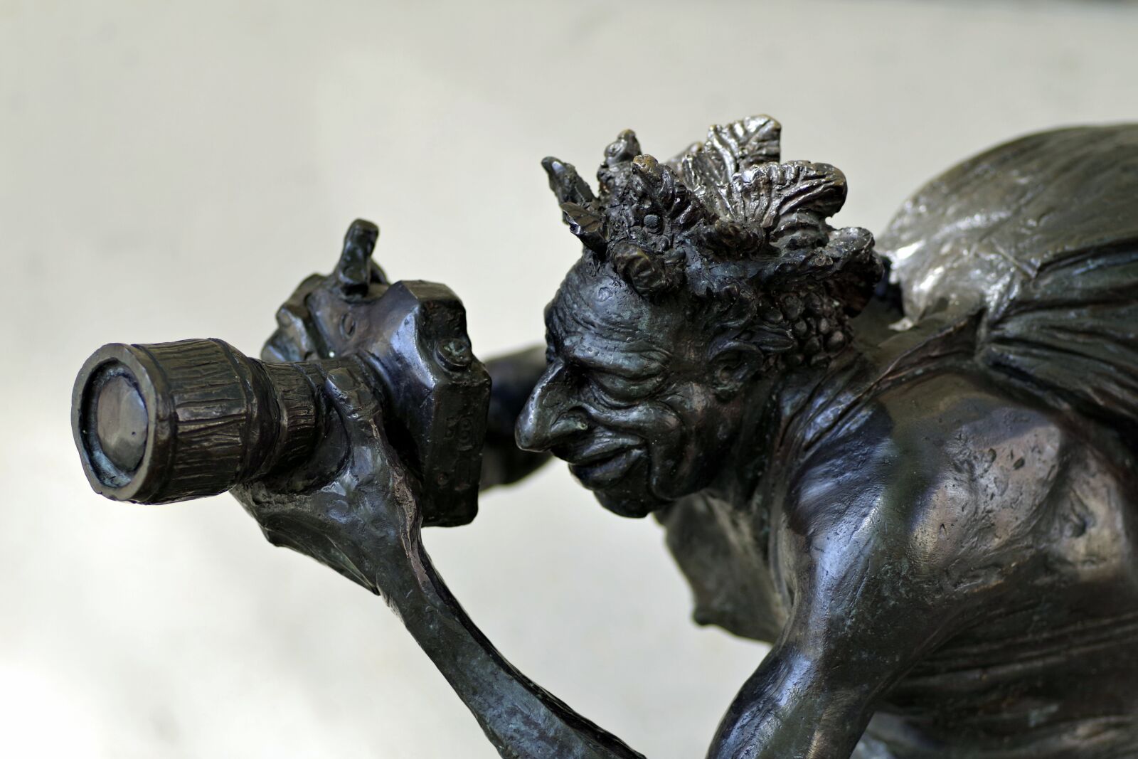 Pentax K-S2 sample photo. Photographer, sculpture, caricature photography