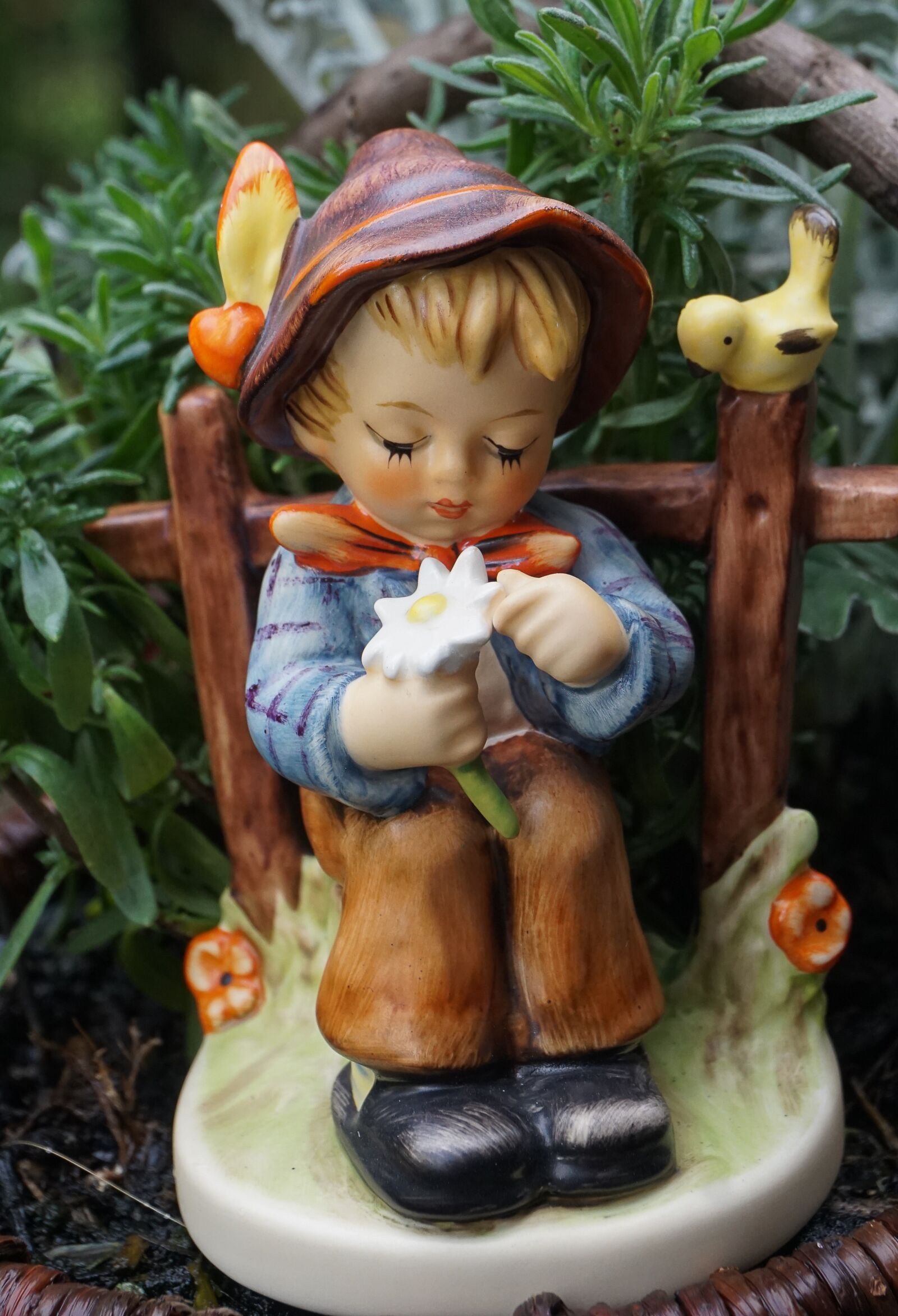 Sony a6000 sample photo. Hummel figure, goebel, ceramic photography