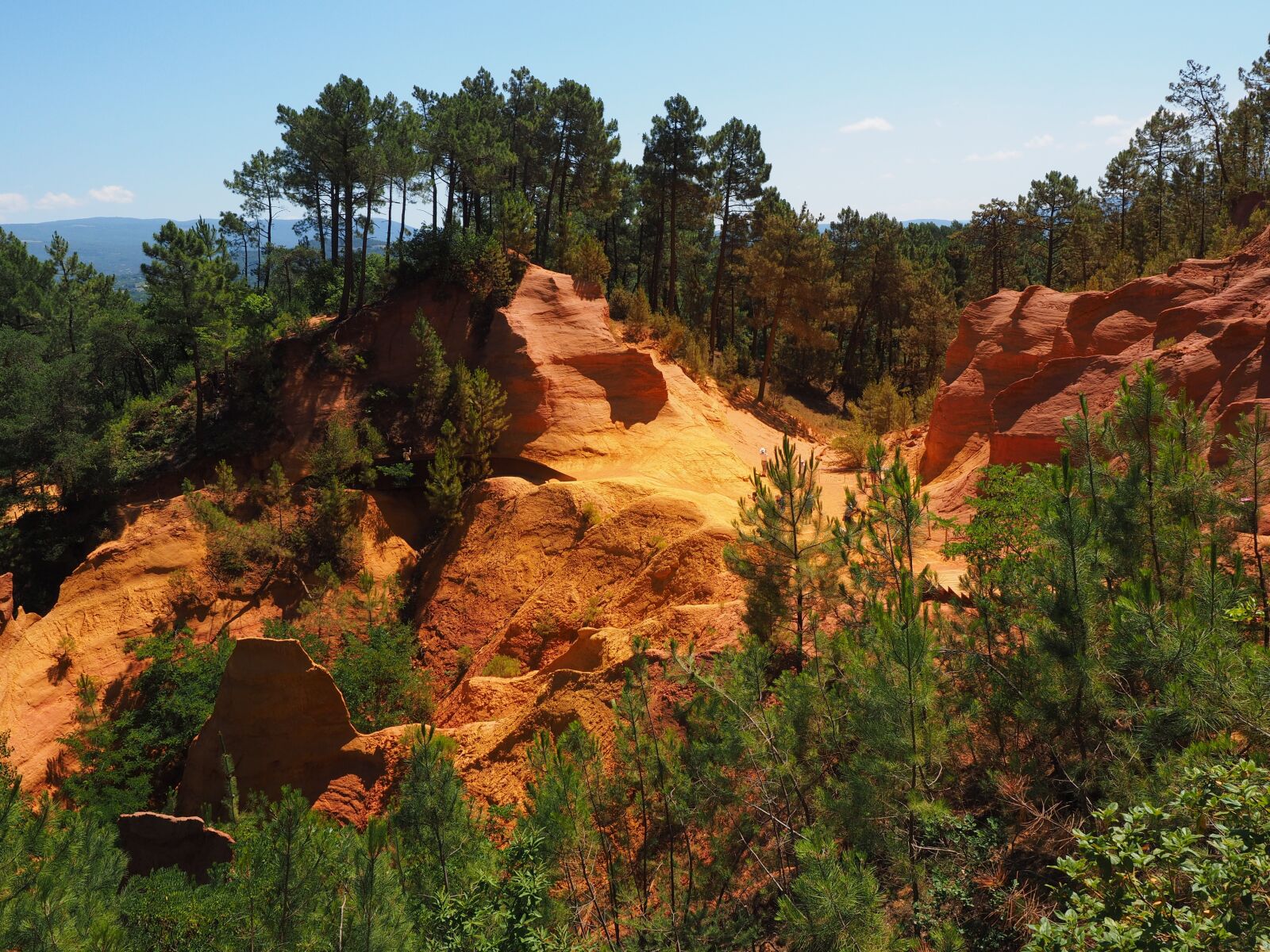Olympus OM-D E-M1 + Olympus M.Zuiko Digital ED 12-40mm F2.8 Pro sample photo. Ocher rocks, ocher, roussillon photography