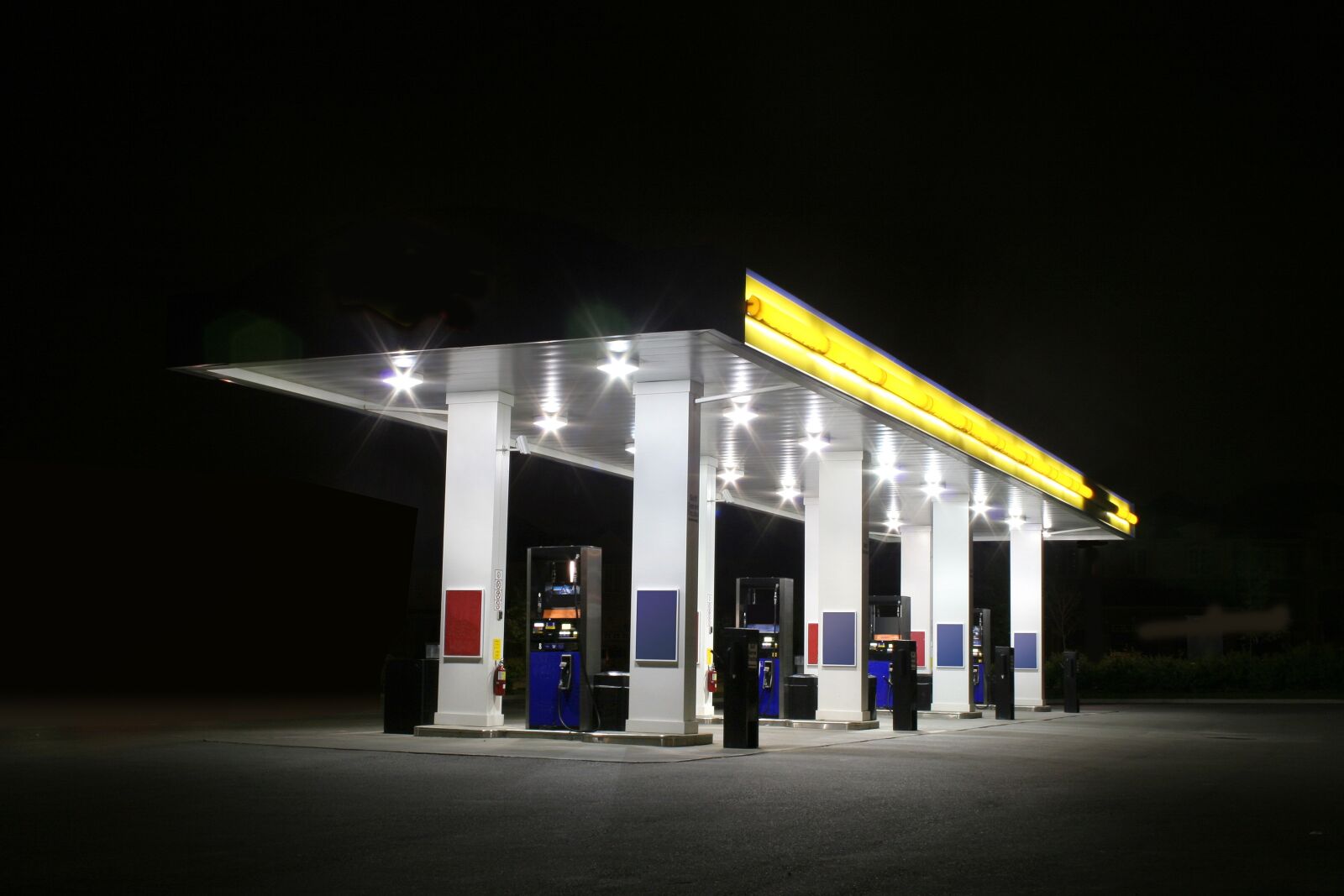 Canon EOS 20D sample photo. Gas station, night time photography