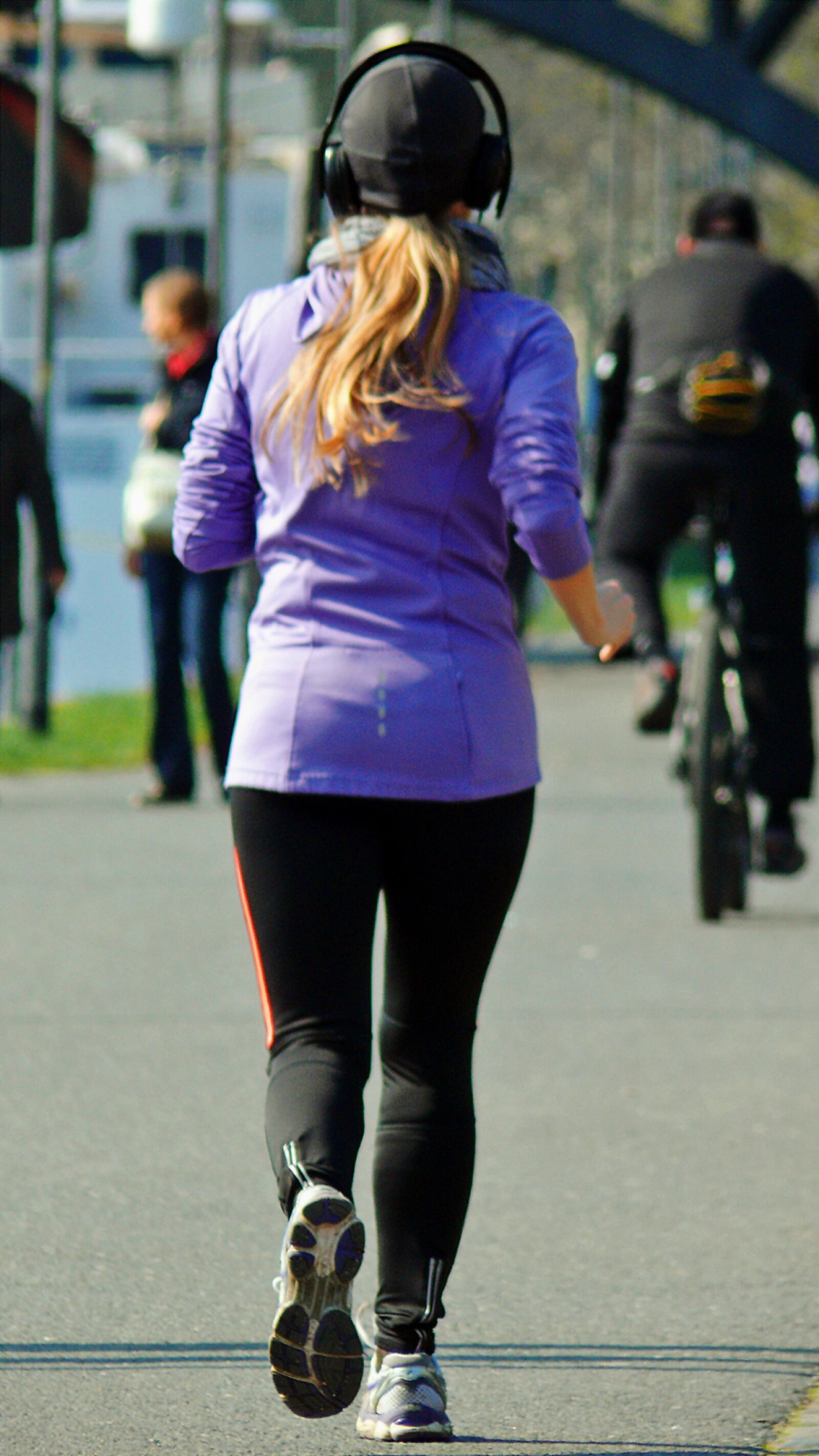 Leica V-LUX 1 sample photo. Jogging, continuous operation, sport photography