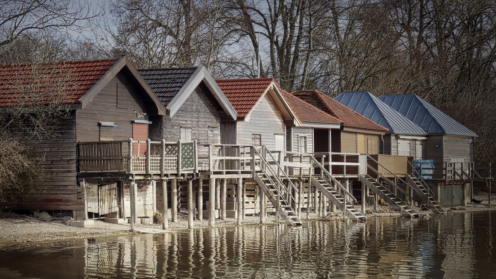 Panasonic Lumix DMC-GX8 sample photo. Wood, house, waters photography