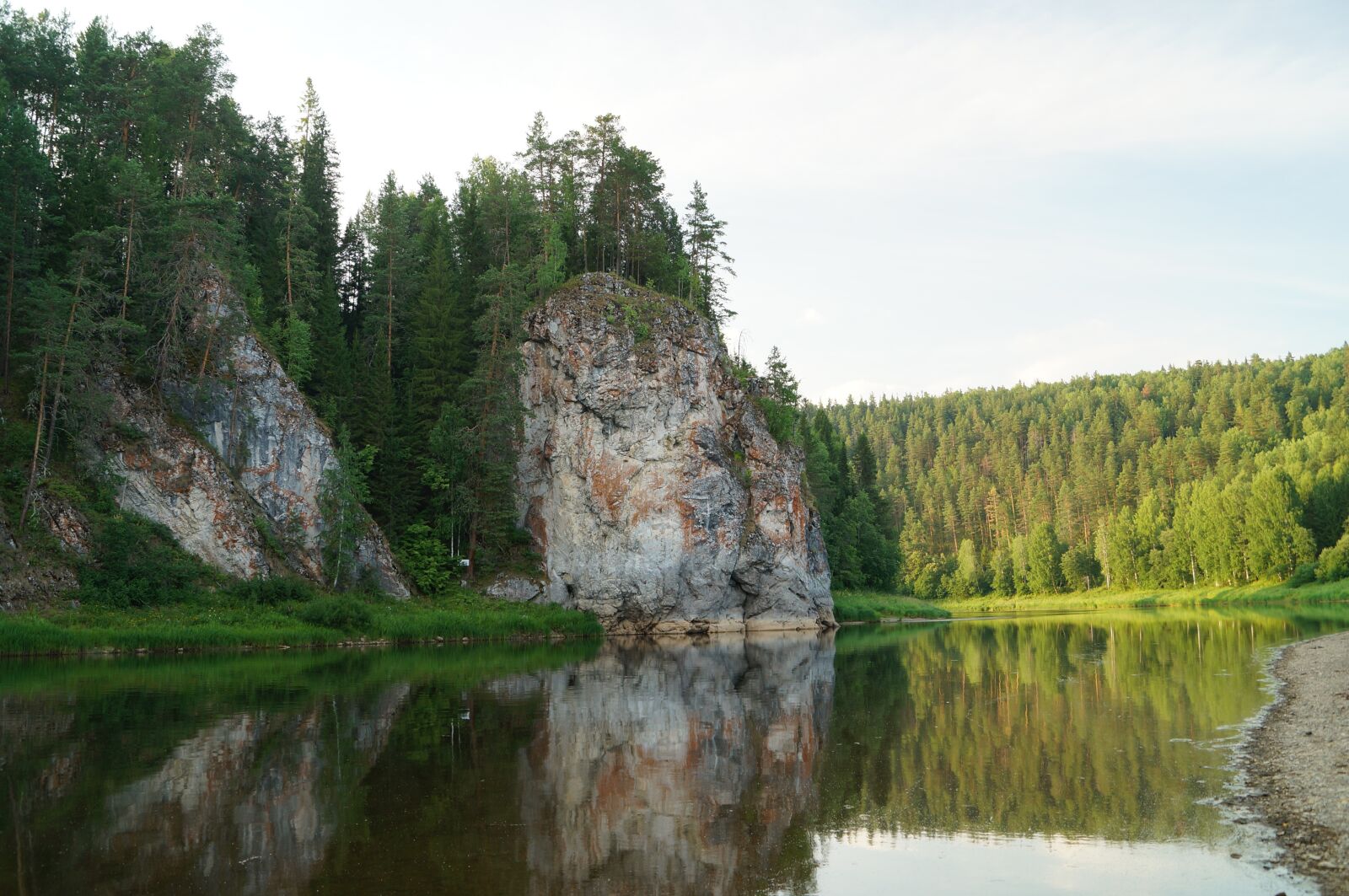 Sony SLT-A57 sample photo. Lake, cliff, landscape photography