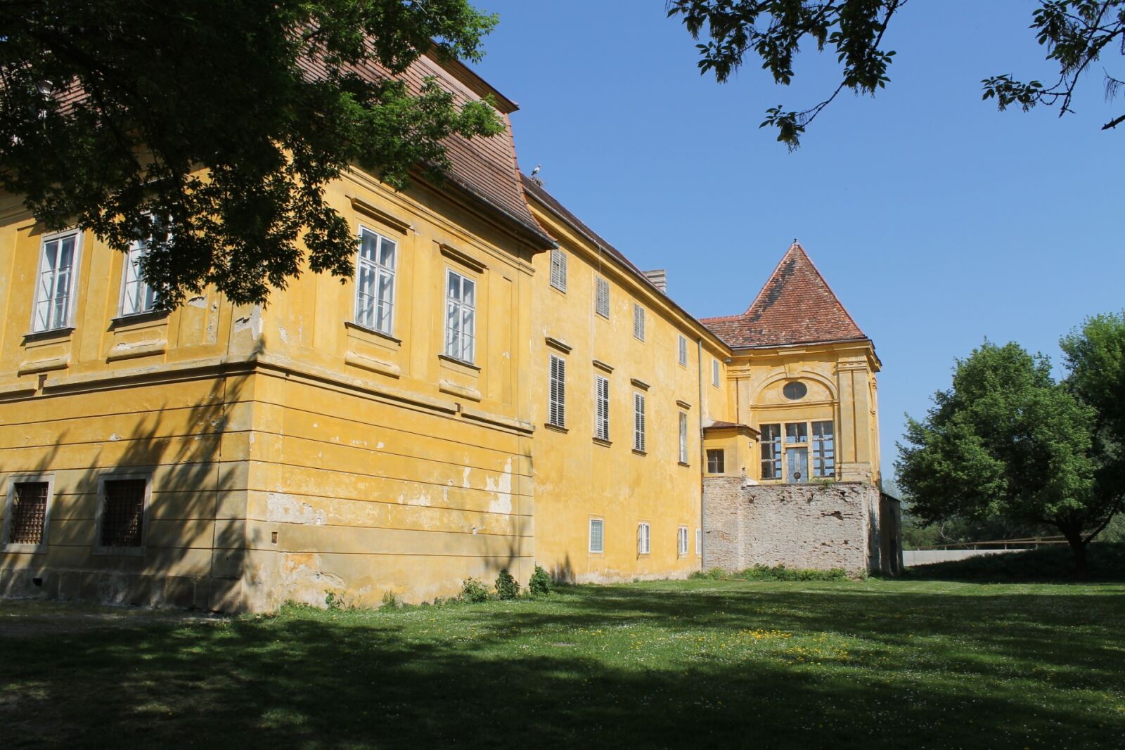 Canon EOS 1100D (EOS Rebel T3 / EOS Kiss X50) sample photo. Castle marchegg, stork city photography