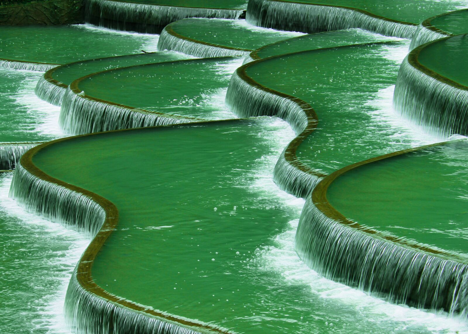 Canon EF-S 18-200mm F3.5-5.6 IS sample photo. Green, line, water photography