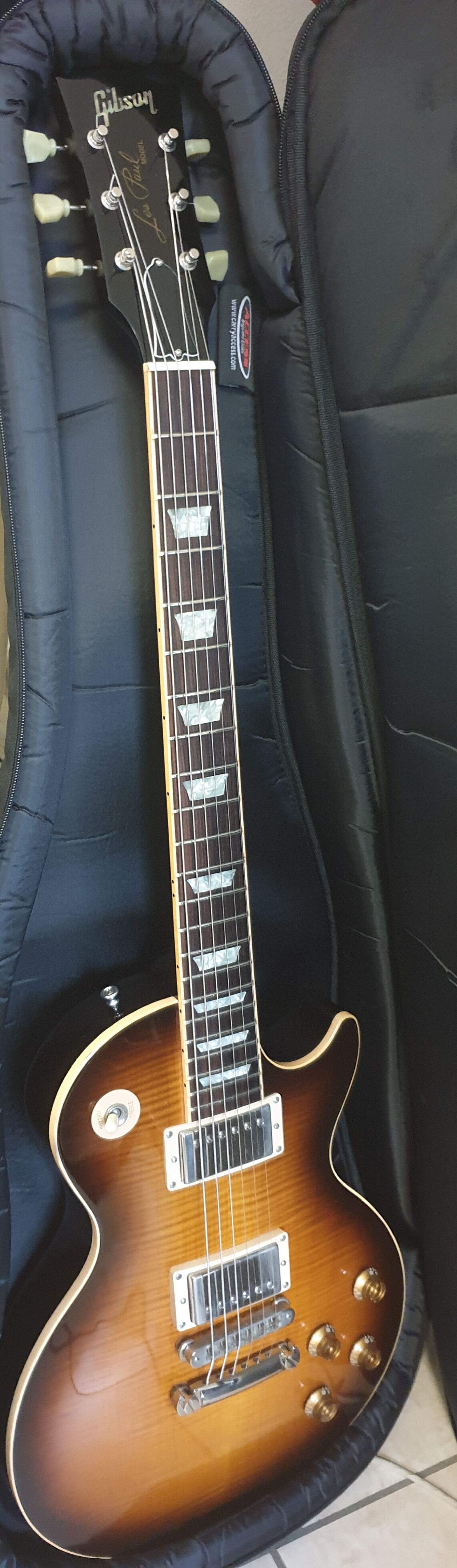 Samsung Galaxy S9+ sample photo. Music, gibson, guitar photography