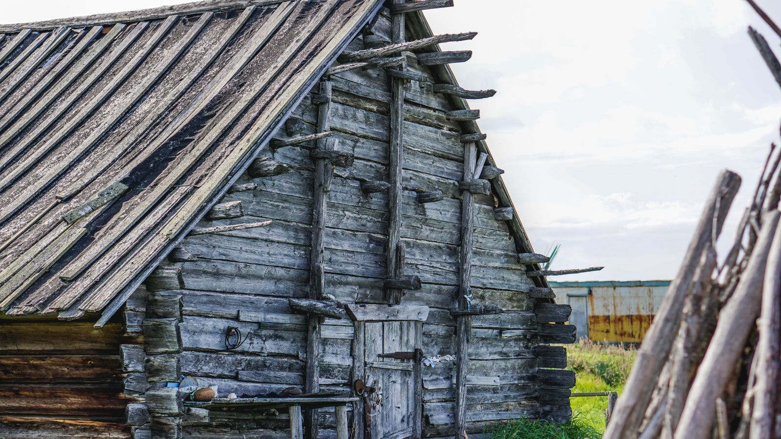 E 50mm F1.8 OSS sample photo. Village, house, russia photography