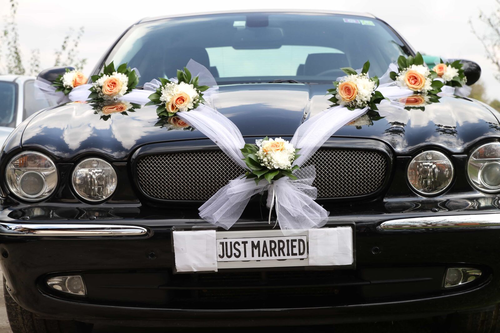 Canon EOS 7D sample photo. Decoration, sedan, wedding, windshield photography